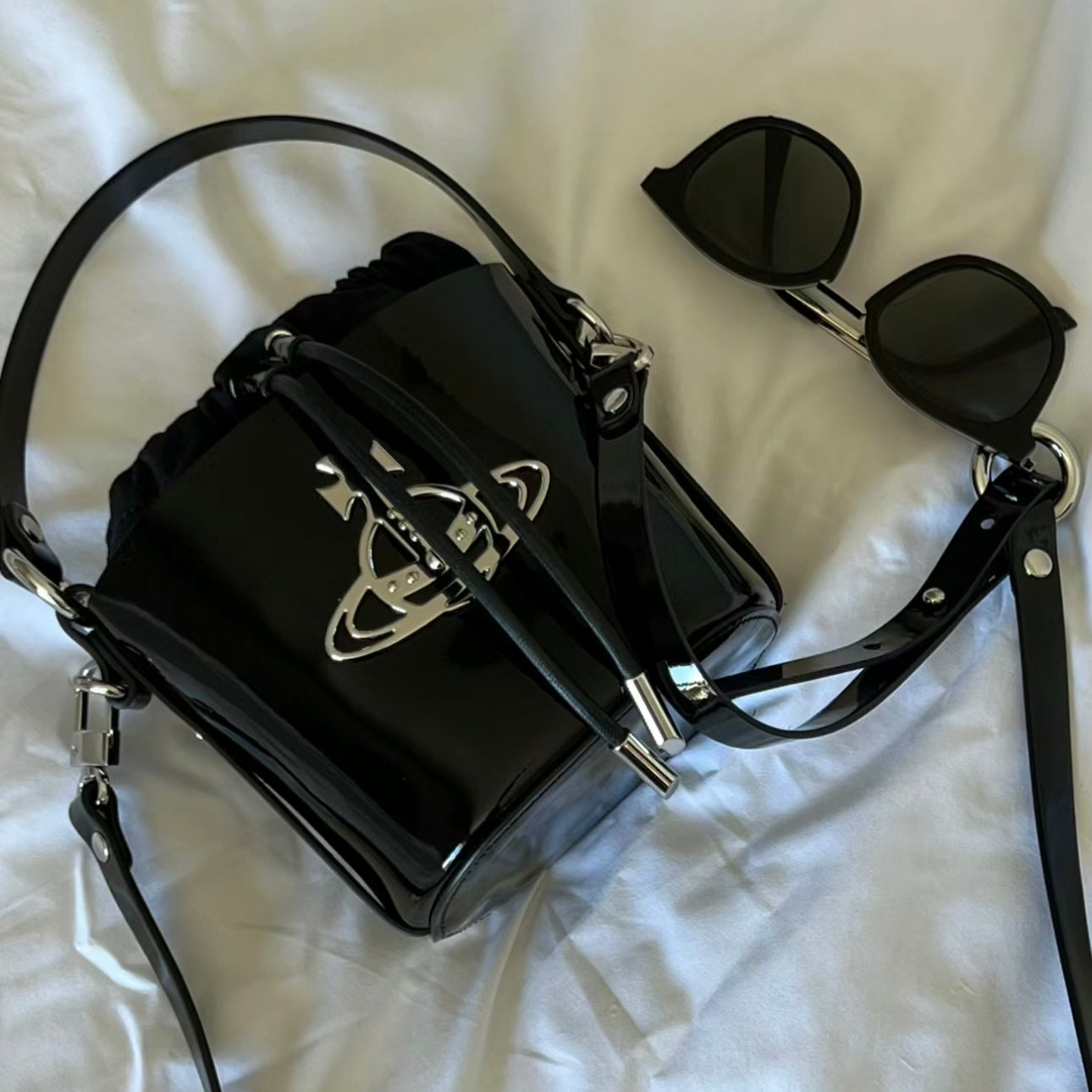 Vivienne Westwood Daisy Small Drawstring Bucket Bag 黑色漆皮