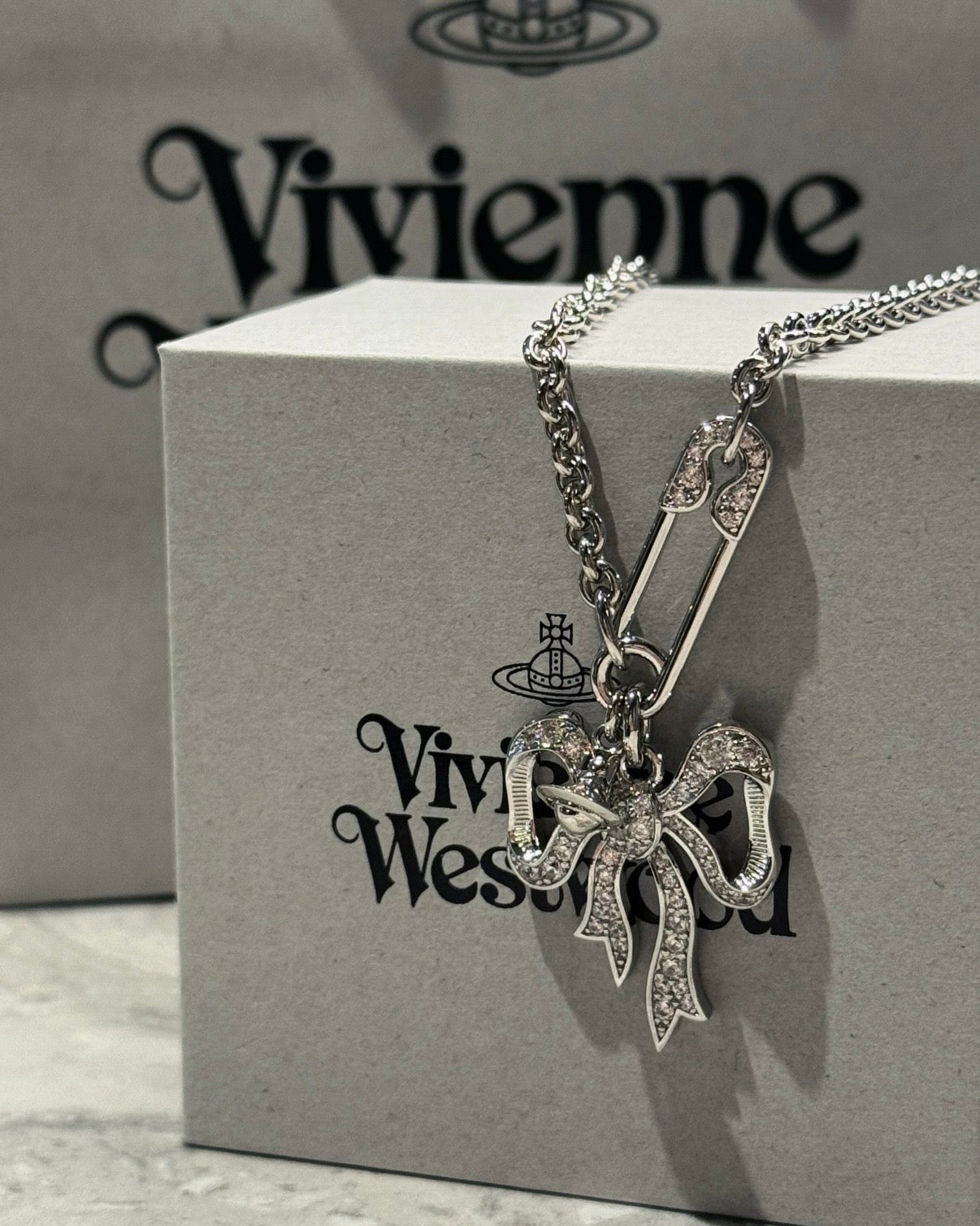 Vivienne Westwood Lilith Pendant Necklace 絕美大蝴蝶結扣針?［最新 