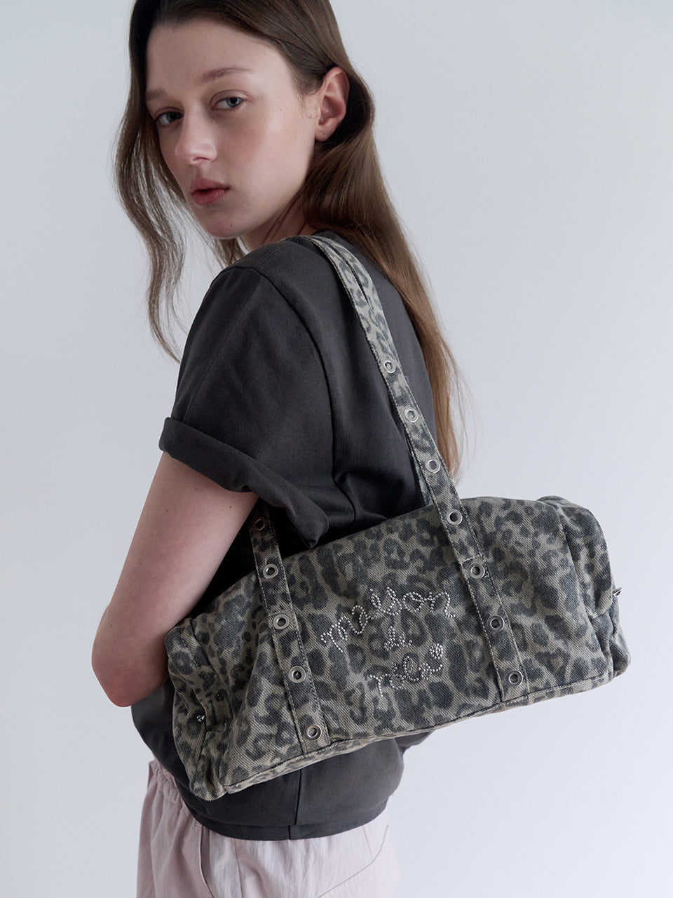 韓國選物🇰🇷Rolarola Maison De Rola Stud Leopard Duffle Bag 窩釘豹紋圓筒袋［張員瑛PICK! 復古搖滾風格 個性感滿滿!］