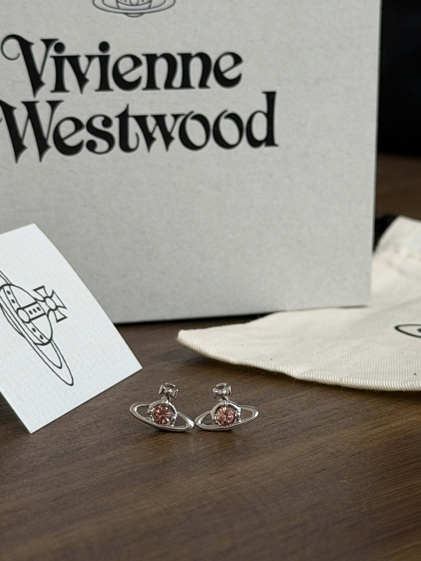 Vivienne Westwood Nano Solitaire Earrings 大人氣小耳環 2026最新配色上架 限定3天新品優惠一件即減HK$20/TW$75 [超美夏日櫻花粉&牛仔藍 小尺寸可放耳骨]