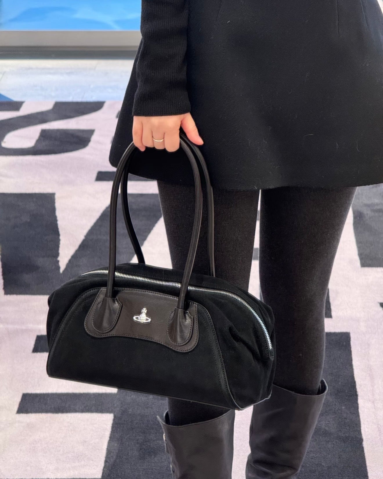 Vivienne Westwood Shirley Small Holdall Bag 大容量法棍袋 [黑色猄皮最後一個現貨 大折扣中完售下架!]