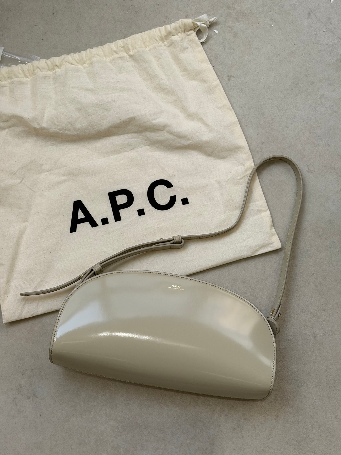 A.P.C Demi-Lune Shoulder Bag [絕美牛油果綠2026最新法式簡約法棍袋]