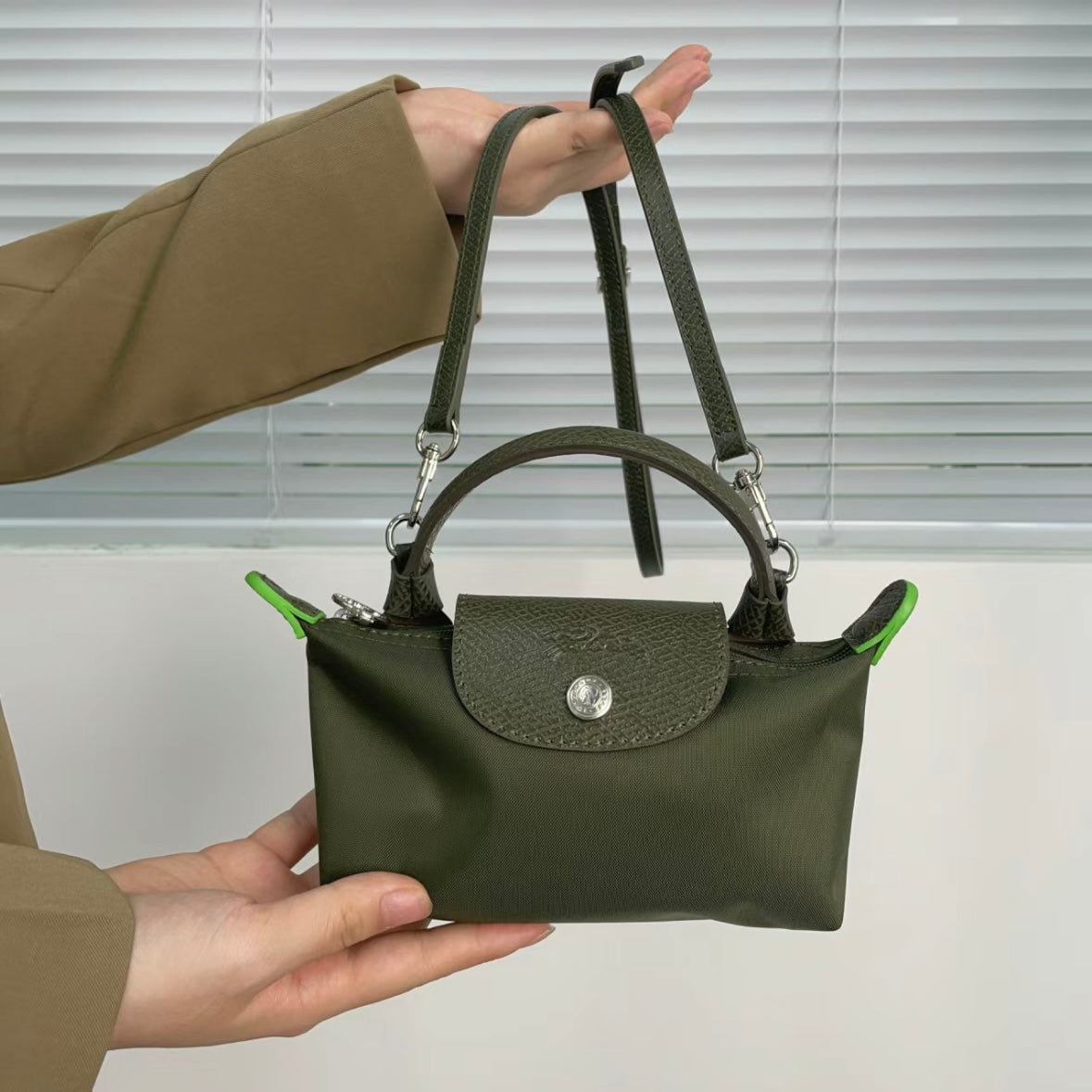 LONGCHAMP Le Pliage Pouch With Handle ［石墨灰超限量補貨!配肩帶+$60］