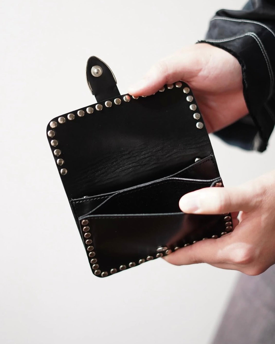 Toga Too Chain Leather Wallet Studs 自留黑色 折扣超過$1000! [年度季末大折扣! 微量現貨優惠完售即止!]