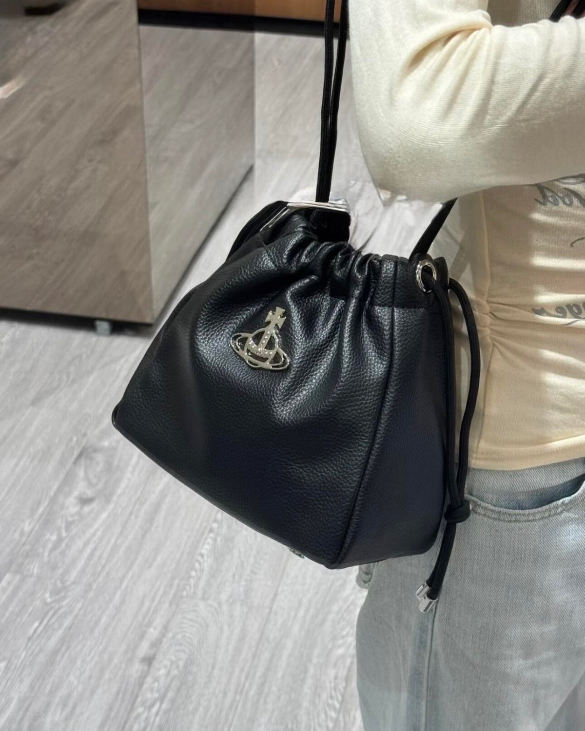 Vivienne Westwood Hilary Bucket Bag, ultra-soft black and silver pebbled leather [Extra discount for Double 11! Large capacity square bucket bag, can be worn on the shoulder!]
