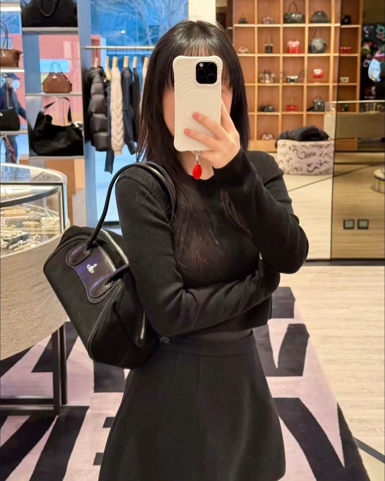 Vivienne Westwood Shirley Small Holdall Bag 大容量法棍袋 [黑色猄皮最後一個現貨 大折扣中完售下架!]