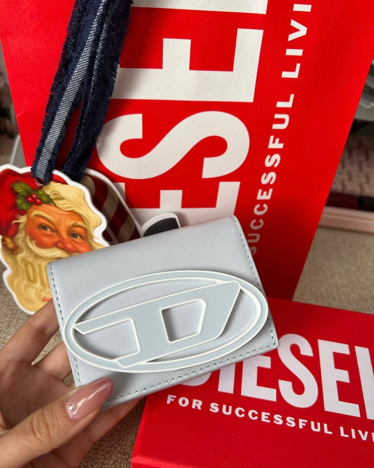 Diesel Trifold Wallet 三摺掌心小銀包 [小尺寸大LOGO! 多間隔零錢紙幣5卡位 黑白色優惠現貨中!]