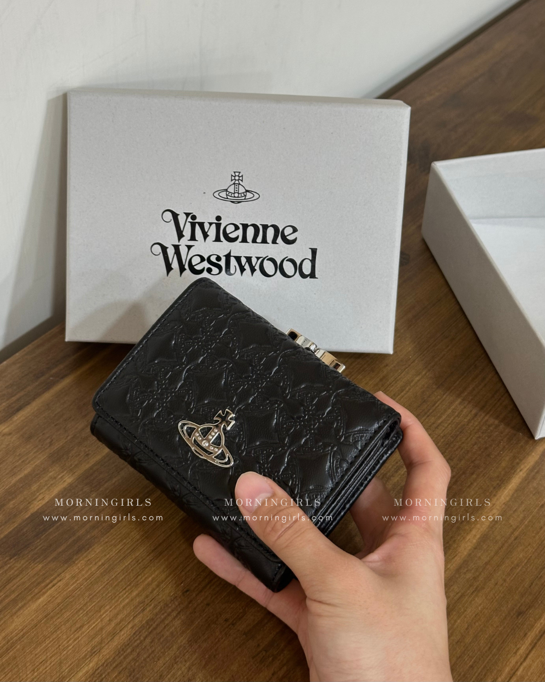 Vivienne Westwood Small Frame Wallet 復古星星壓紋 [三層連相位]