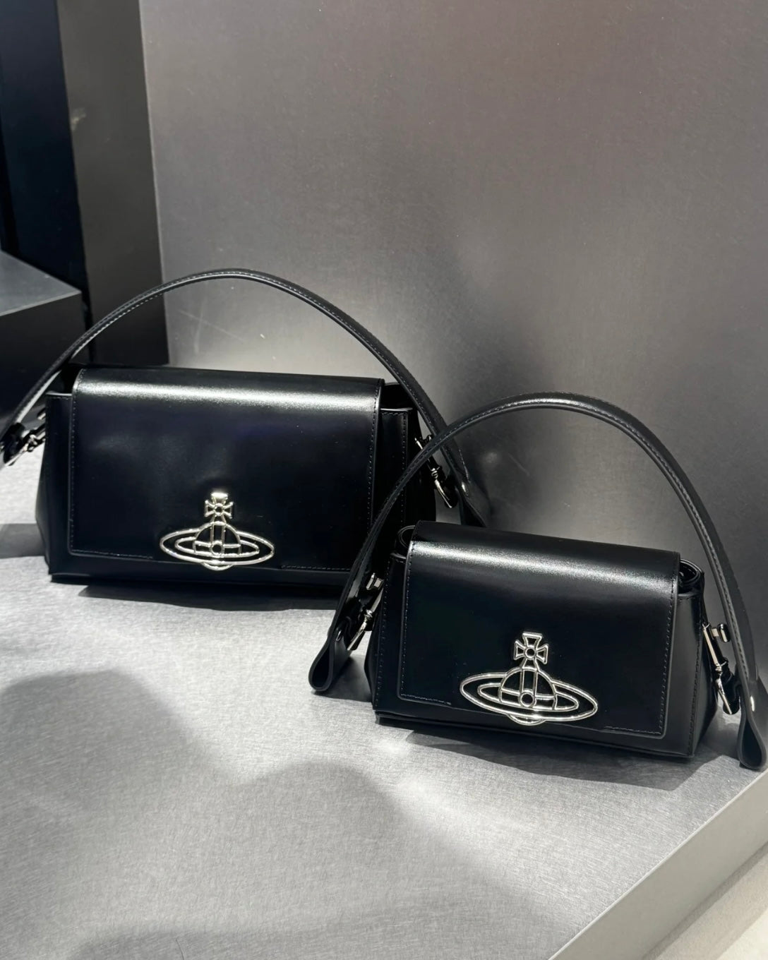 Vivienne Westwood Hazel Handbag SS25春季最新啞黑色 100%小牛皮［WEEKEND CRAZY SALE! SMALL一個即免運費 11/5晚準時截單!］