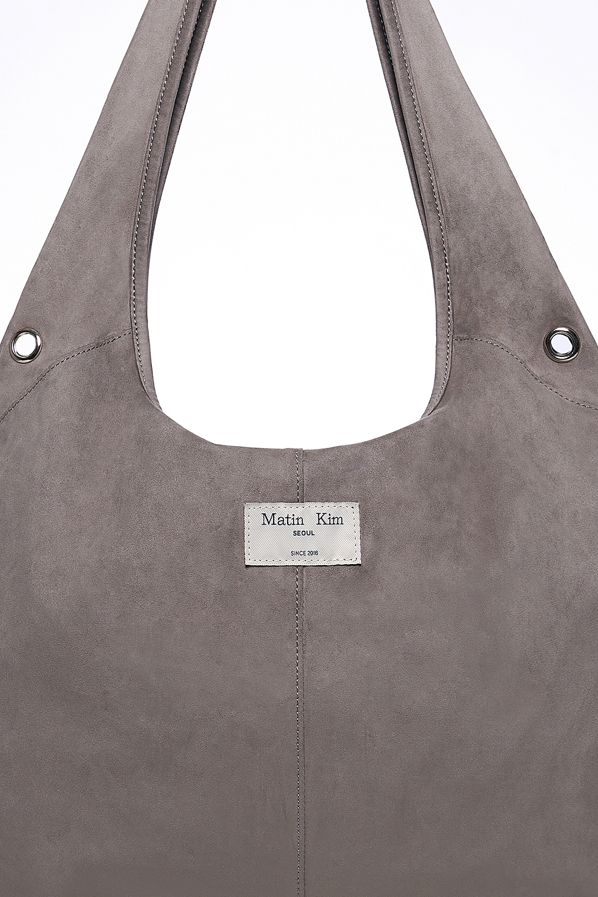 最新韓國選物🇰🇷 Matin Kim Logo Point Suede Round Ecobag 刺繡 Logo 麂皮圓弧肩背袋￼［麂皮柔順 圓弧簡約大方！］