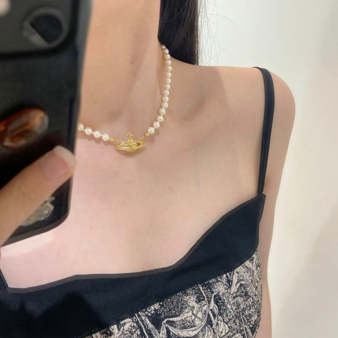 Vivienne Westwood Mini Bas Relief Pearl Choker［超限量現貨&限時優惠中!］