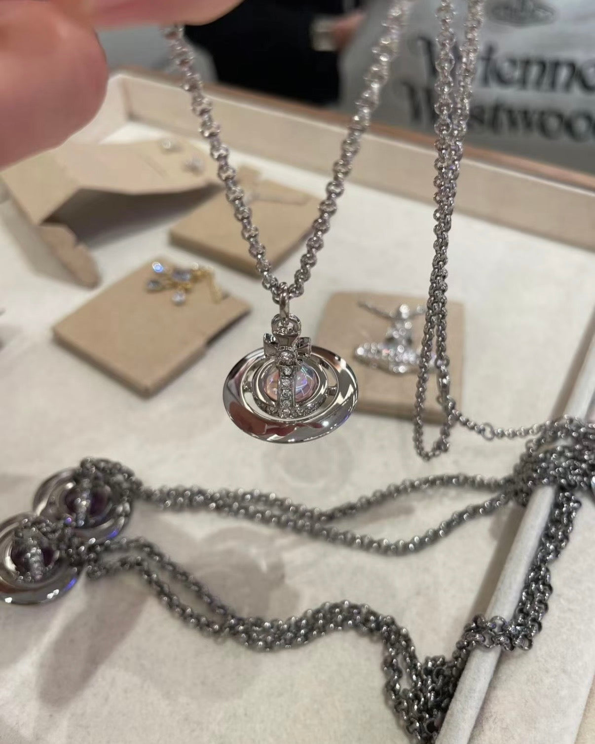Vivienne Westwood ORB Pendant Crystal Necklace 鐳射幻彩限定色 [情人節限時優惠一件即減HK$50/TWD$180 結帳時自動顯示折扣]