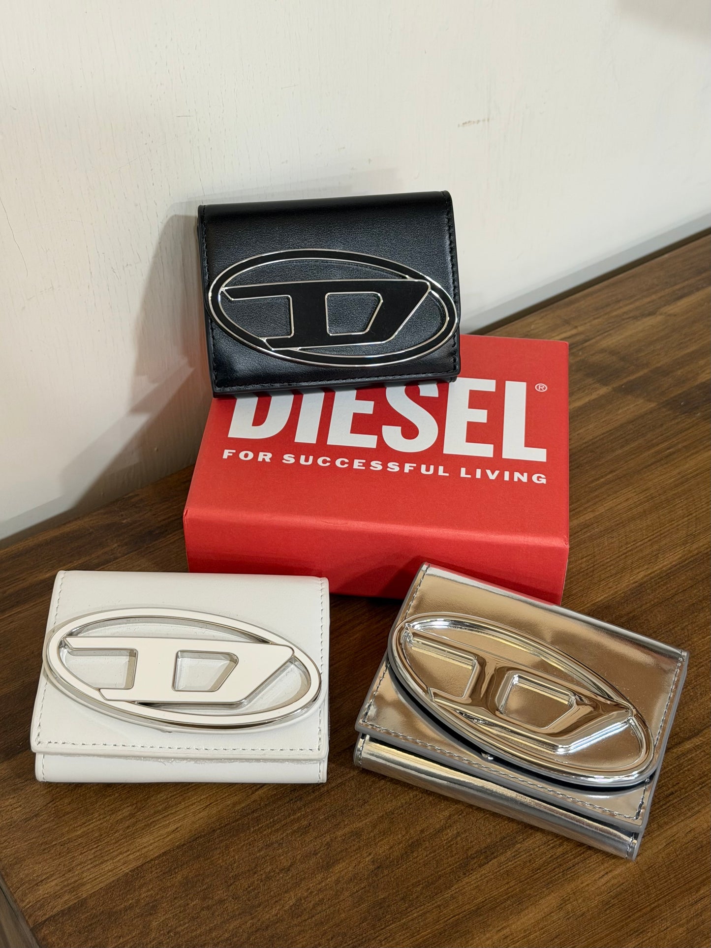 Diesel Trifold Wallet 三摺掌心小銀包 [小尺寸大LOGO! 多間隔零錢紙幣5卡位 黑白色優惠現貨中!]