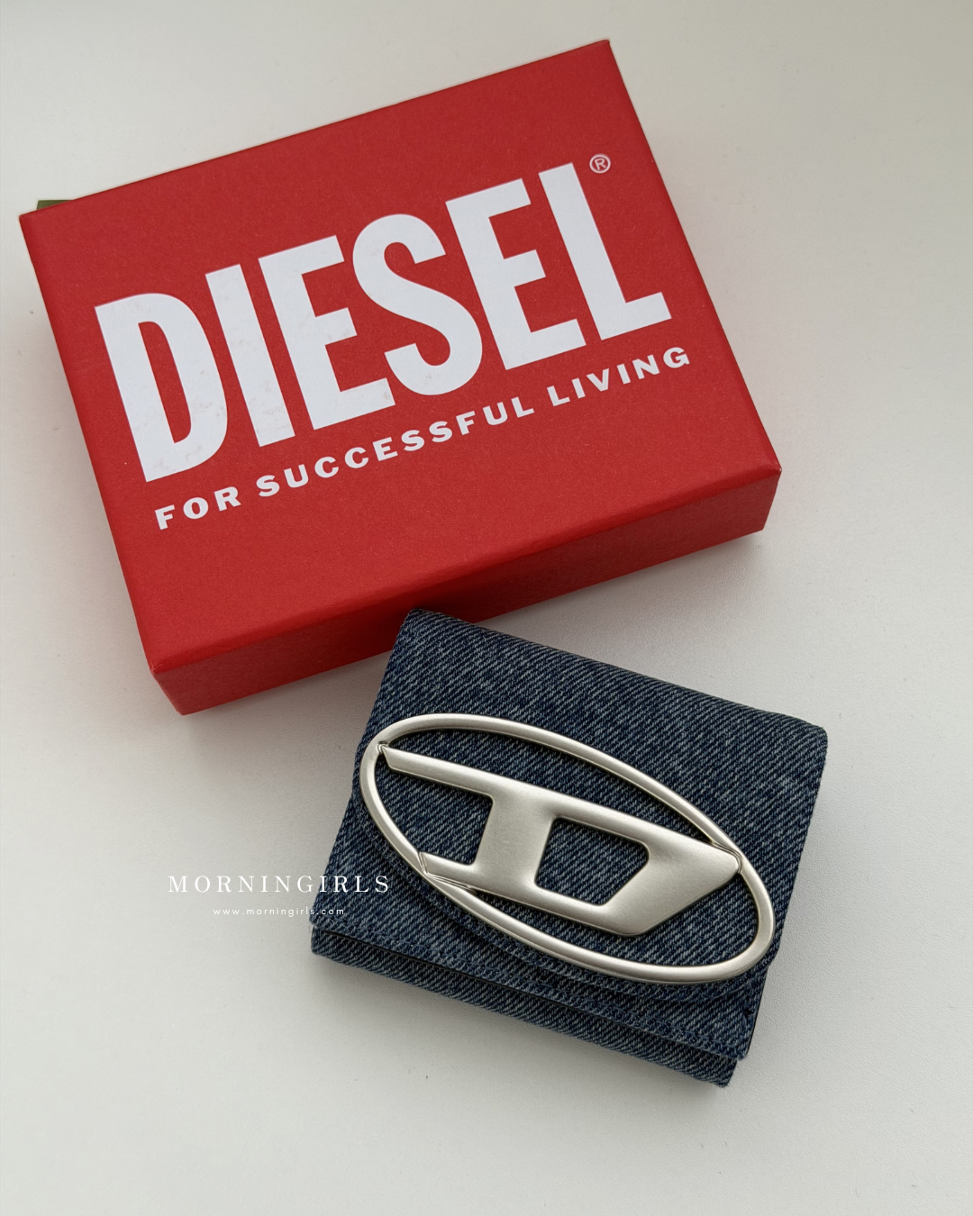 Diesel Trifold Wallet 三摺掌心小銀包 [小尺寸大LOGO! 多間隔零錢紙幣5卡位 最新牛仔藍優惠現貨中!]