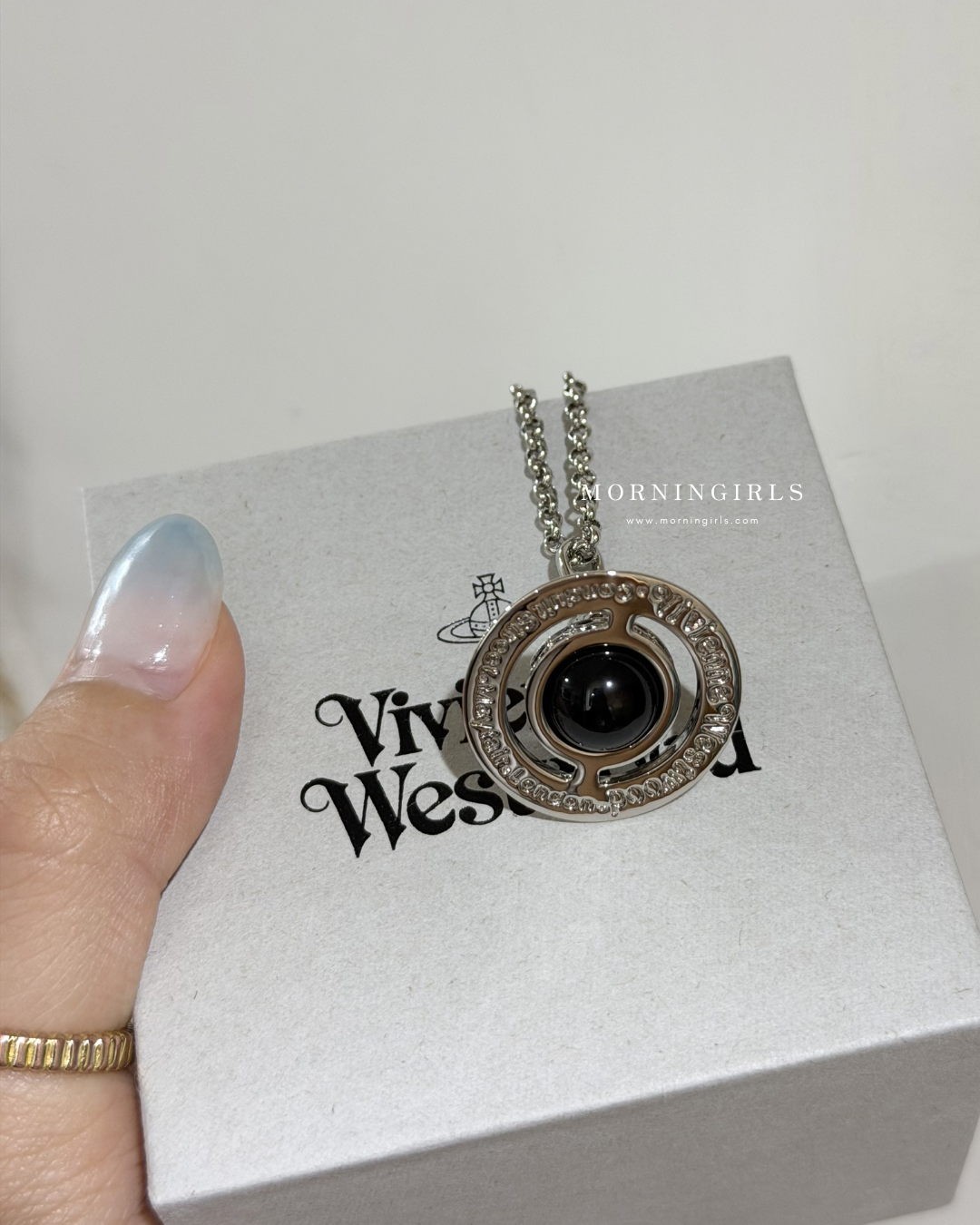 Vivienne Westwood ORB Pendant Crystal Necklace 2026最新限定黑色星球 [暗黑型格風必選!]