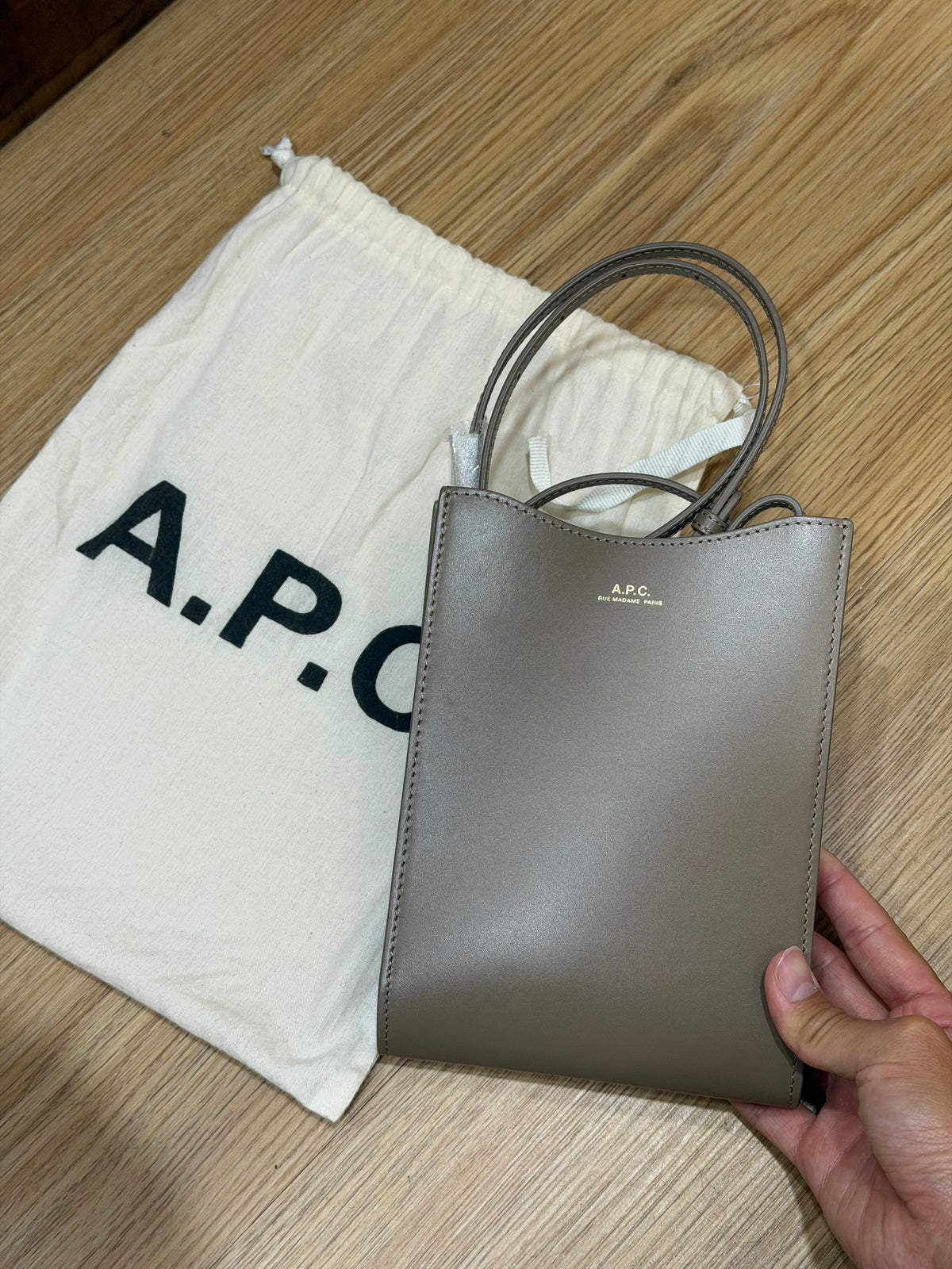 APC Jamie Neck Pouch Phone Pack – morningirls 香港最齊Vivienne 