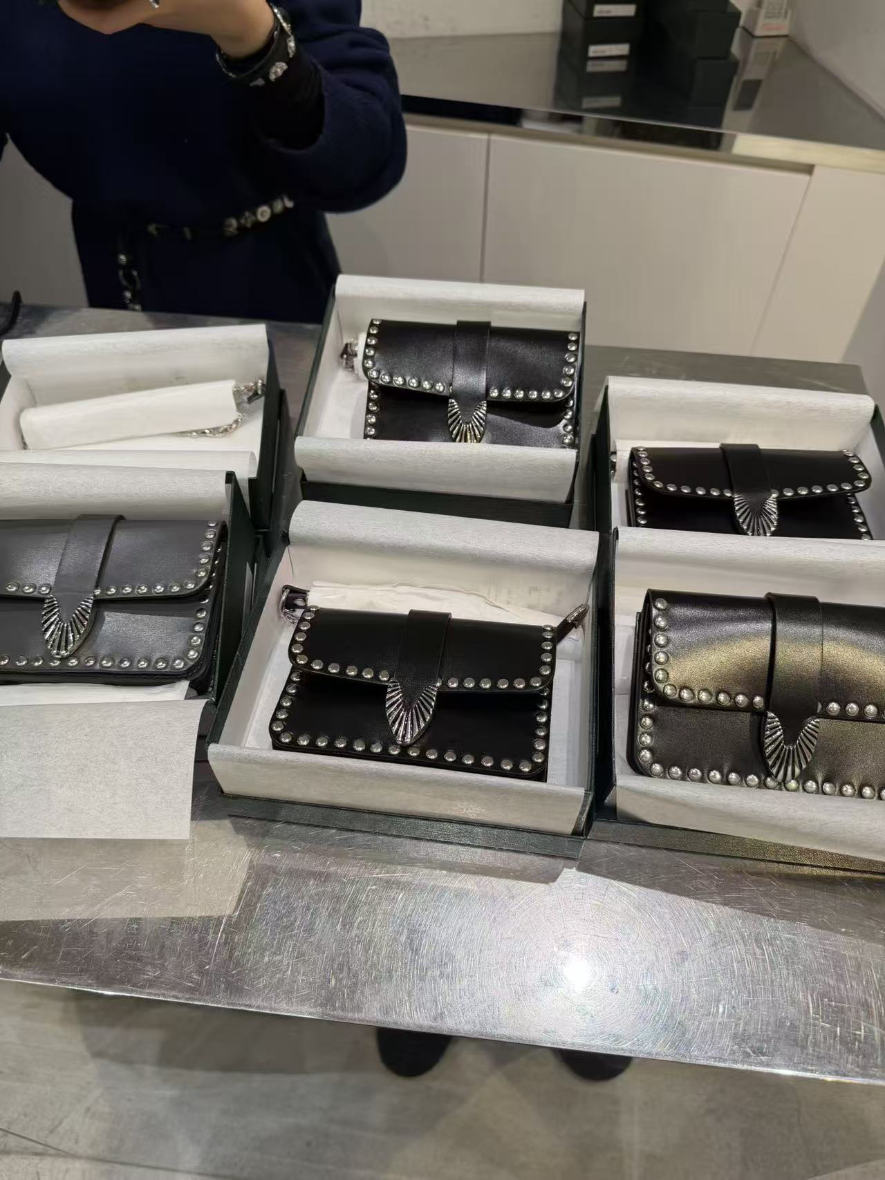 Toga Too Chain Leather Wallet Studs 自留黑色 折扣超過$1000! [年度季末大折扣! 微量現貨優惠完售即止!]
