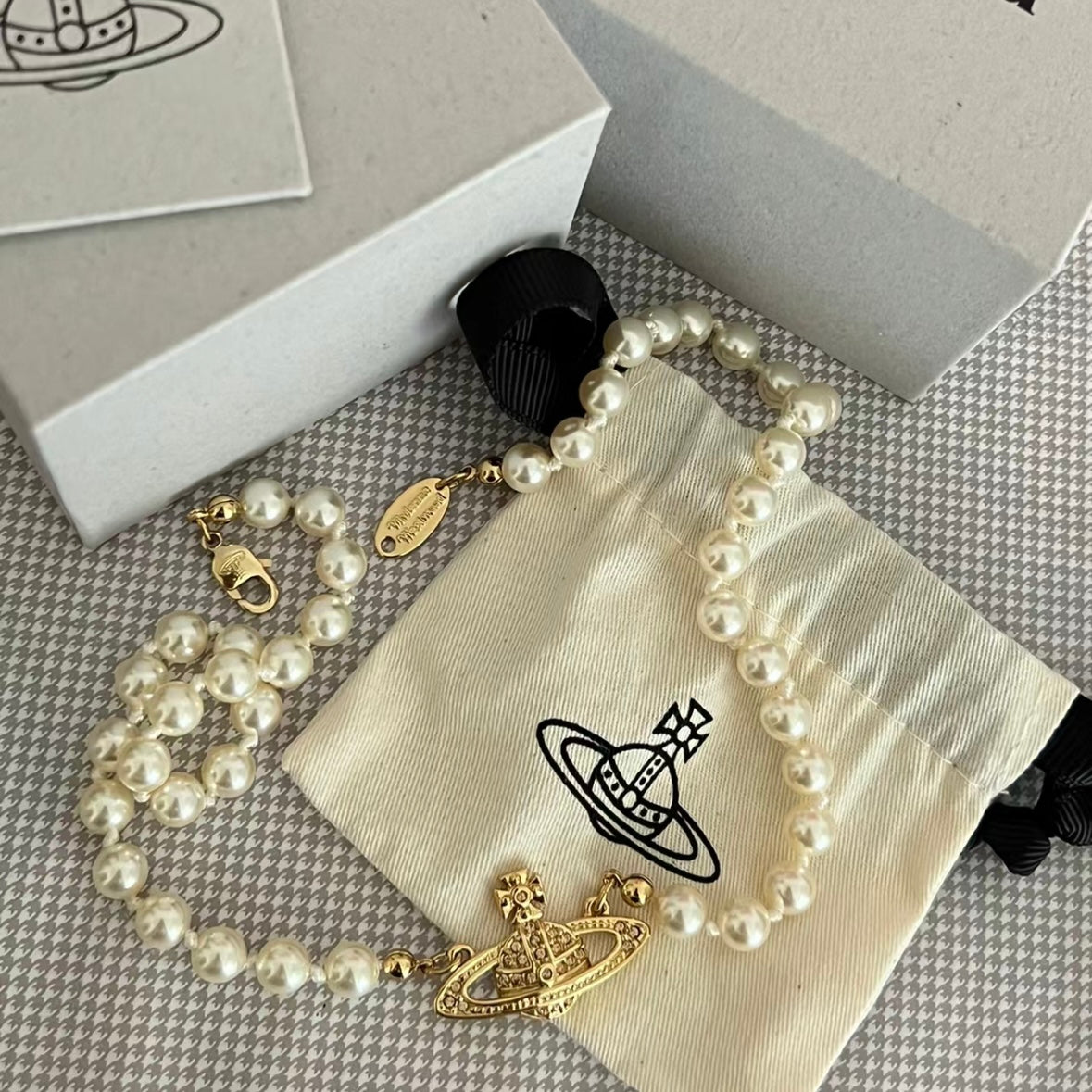 Vivienne Westwood Mini Bas Relief Pearl Choker［超限量現貨&限時優惠中!］