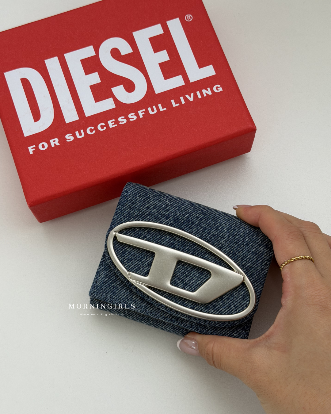 Diesel Trifold Wallet 三摺掌心小銀包 [小尺寸大LOGO! 多間隔零錢紙幣5卡位 最新牛仔藍優惠現貨中!]
