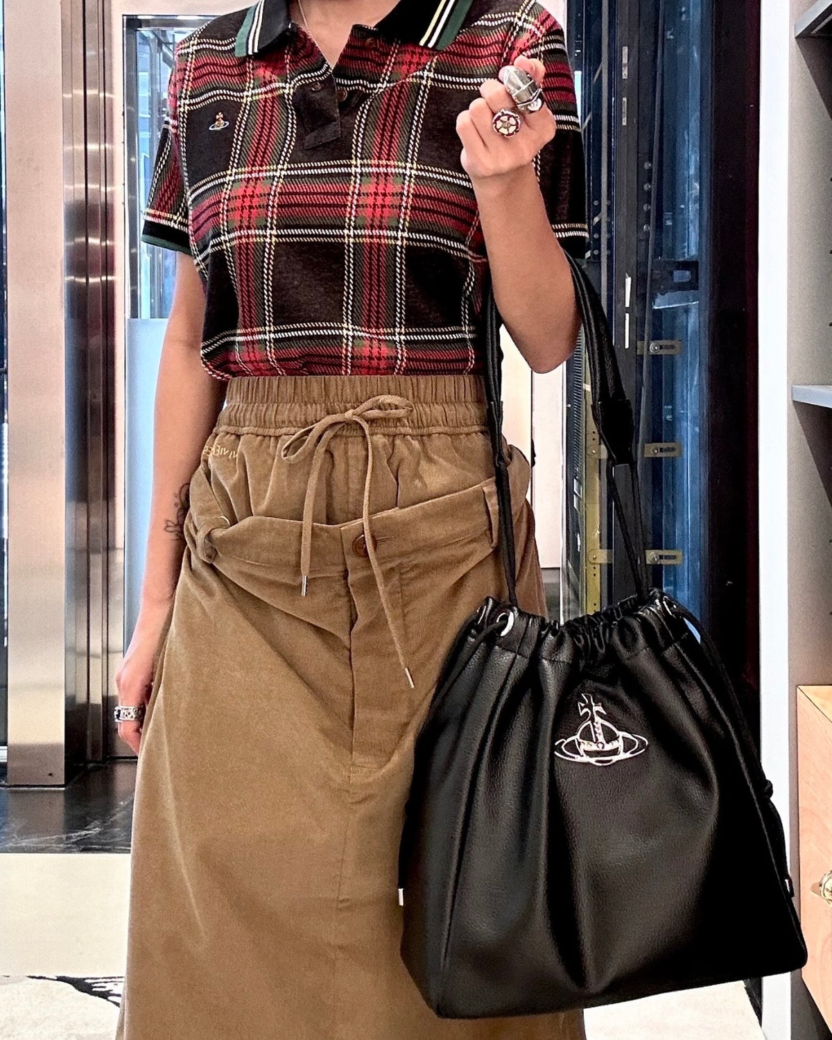 Vivienne Westwood Hilary Bucket Bag, ultra-soft black and silver pebbled leather [Extra discount for Double 11! Large capacity square bucket bag, can be worn on the shoulder!]
