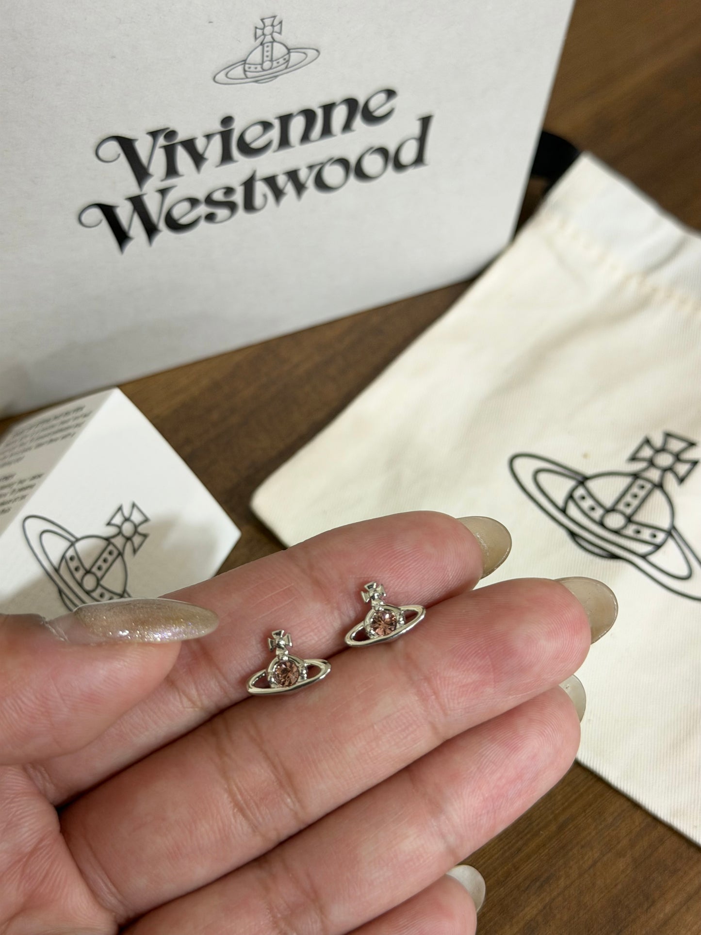 Vivienne Westwood Nano Solitaire Earrings 大人氣小耳環 2026最新配色上架 限定3天新品優惠一件即減HK$20/TW$75 [超美夏日櫻花粉&牛仔藍 小尺寸可放耳骨]