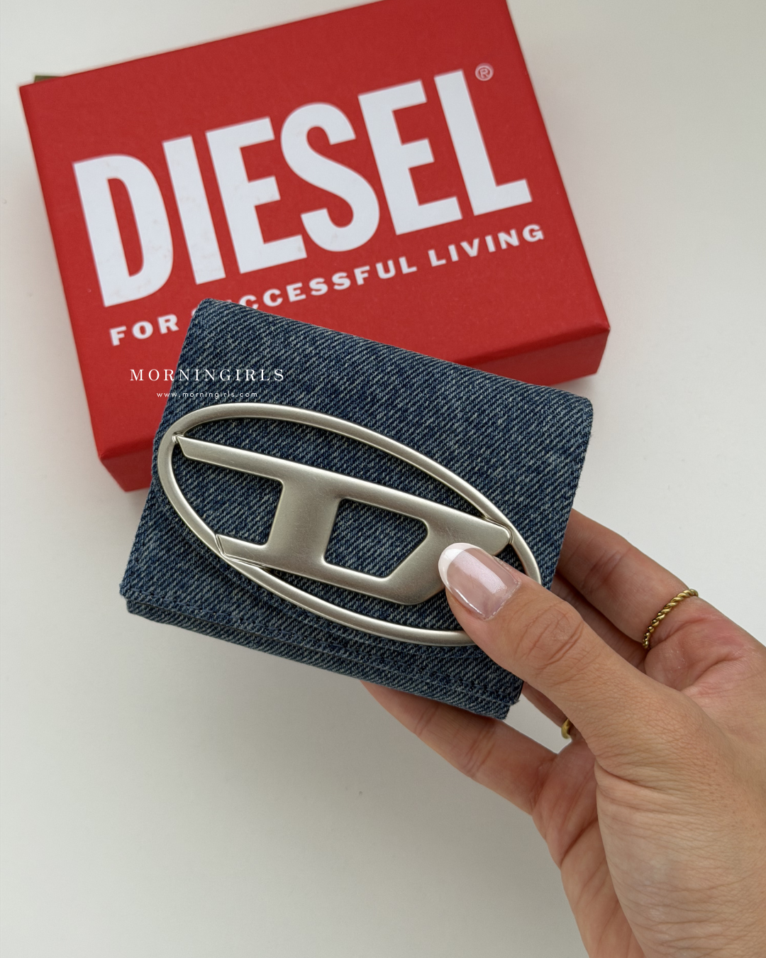 Diesel Trifold Wallet 三摺掌心小銀包 [小尺寸大LOGO! 多間隔零錢紙幣5卡位 最新牛仔藍優惠現貨中!]