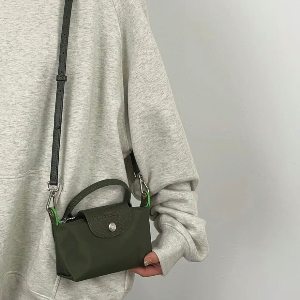 LONGCHAMP Le Pliage Pouch With Handle ［石墨灰超限量補貨!配肩帶+$60］