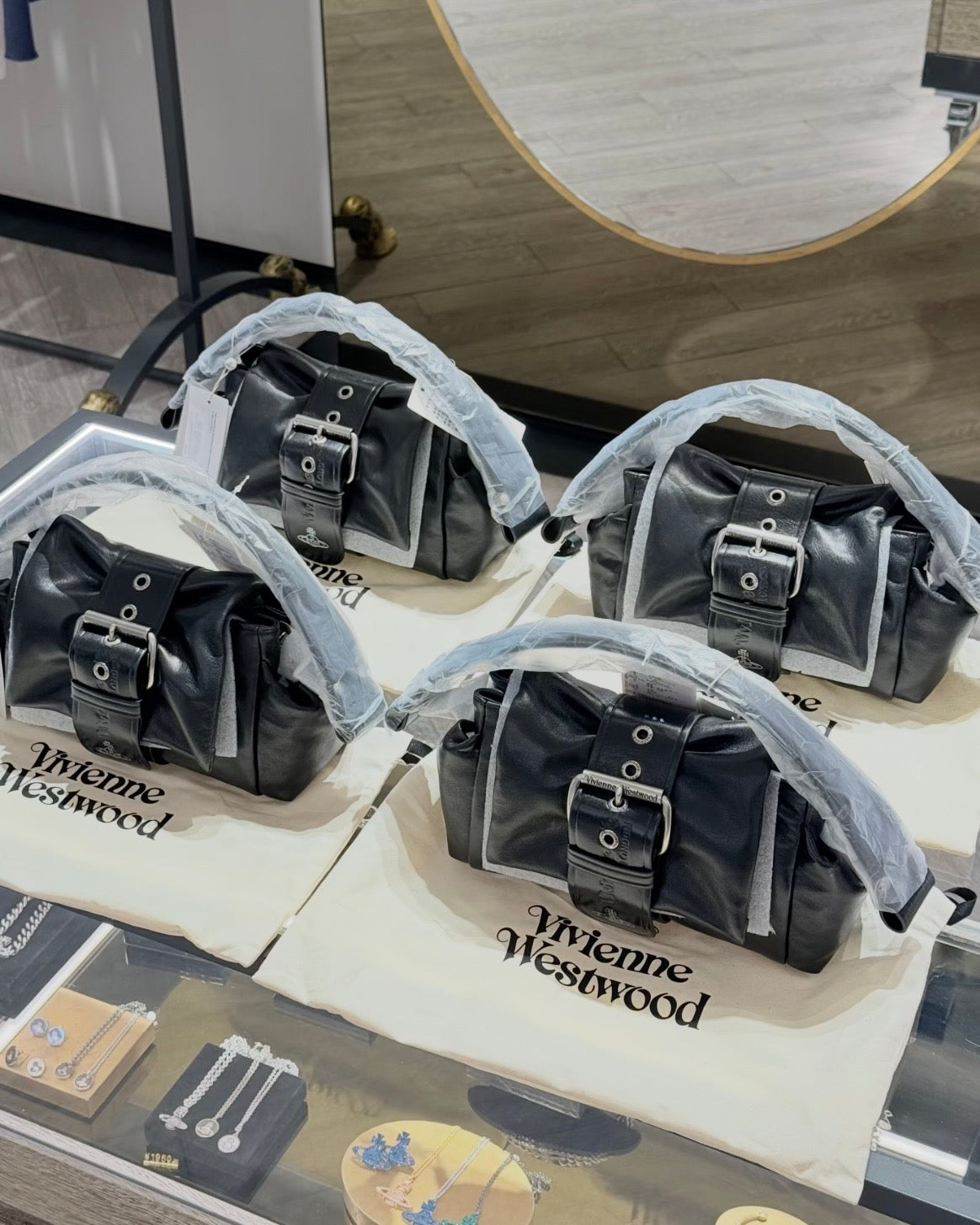 Vivienne Westwood Hazel Treasure Handbag 真皮蝴蝶結大人氣腋下袋 [專櫃終於補貨 超熱賣袋款回歸!］