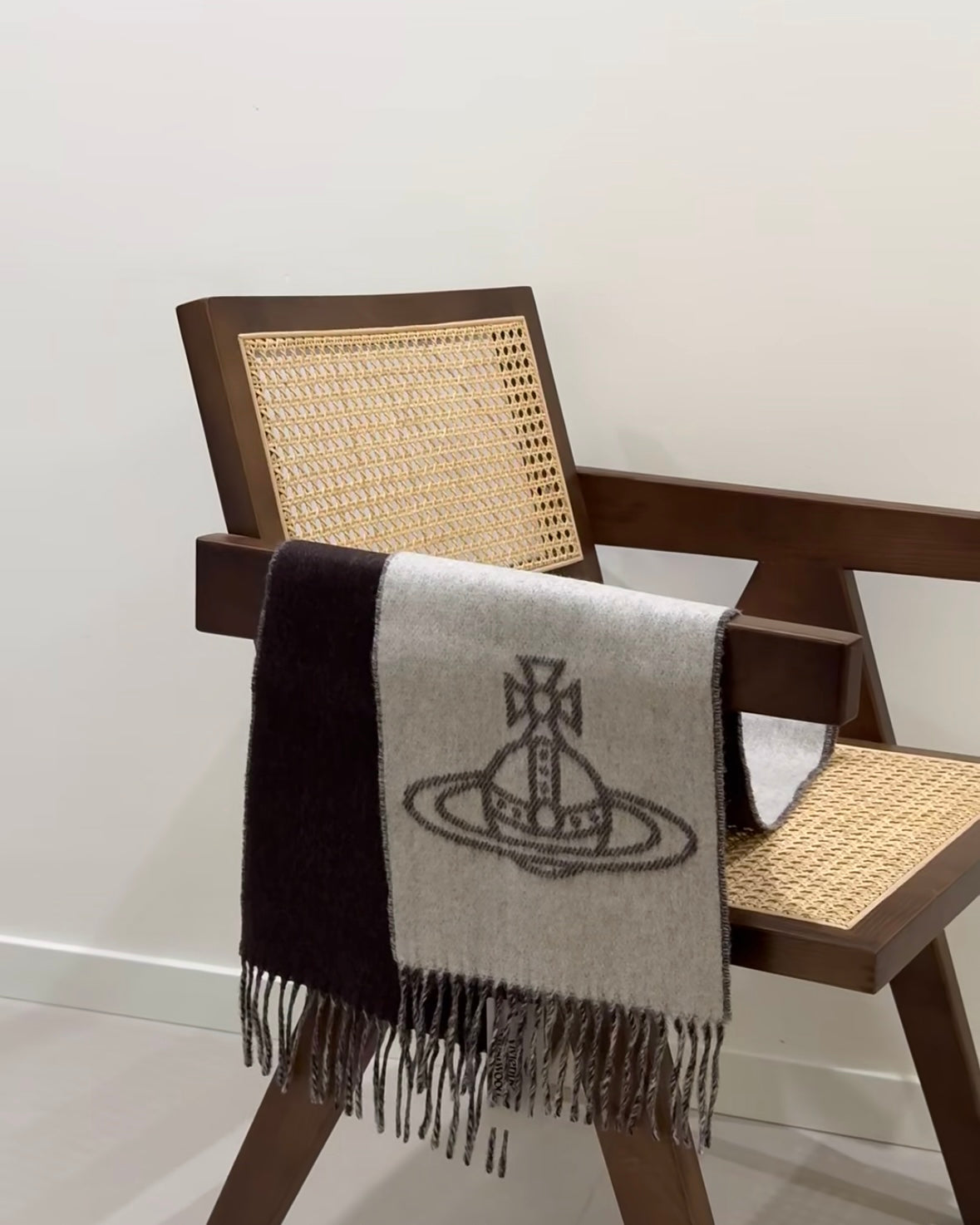 Vivienne Westwood Double ORB Logo Scarf (100% wool) [Black and brown are best-selling! Japanese version, made in Italy!] 