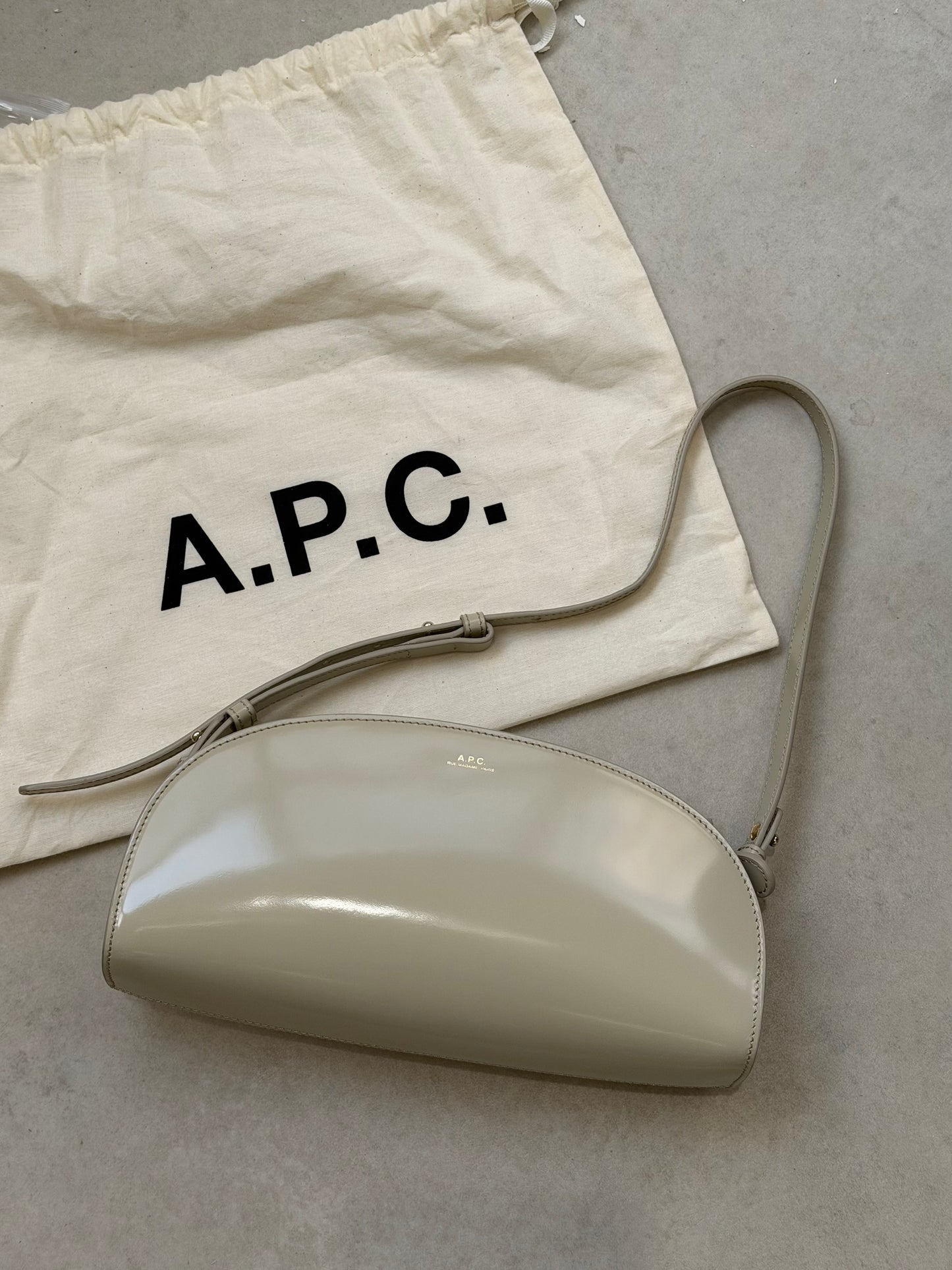 A.P.C Demi-Lune Shoulder Bag [絕美牛油果綠2026最新法式簡約法棍袋]