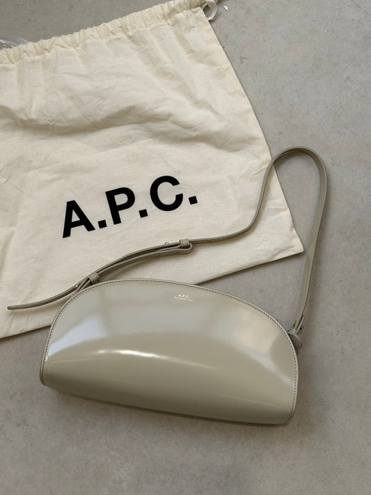 A.P.C Demi-Lune Shoulder Bag [絕美牛油果綠2026最新法式簡約法棍袋]