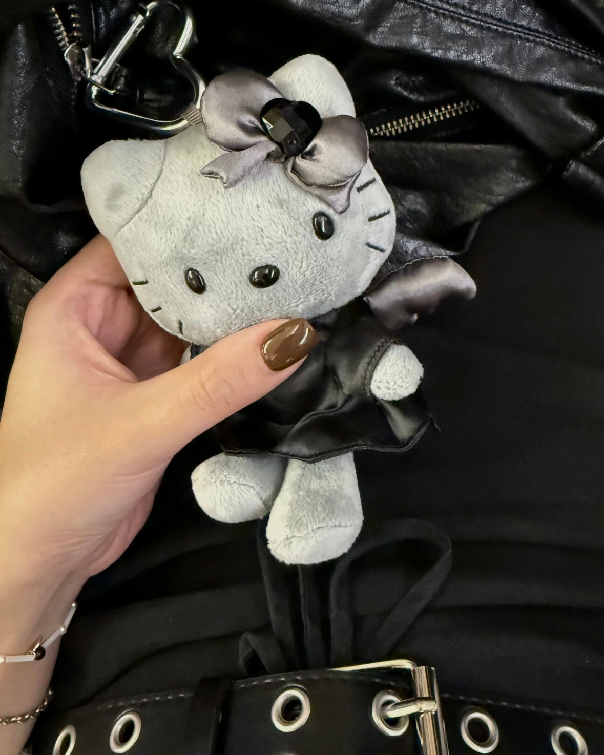 Long-legged Hello Kitty keychain, Japan exclusive Dark Angel [In-stock in Japan, extremely hard to buy!]