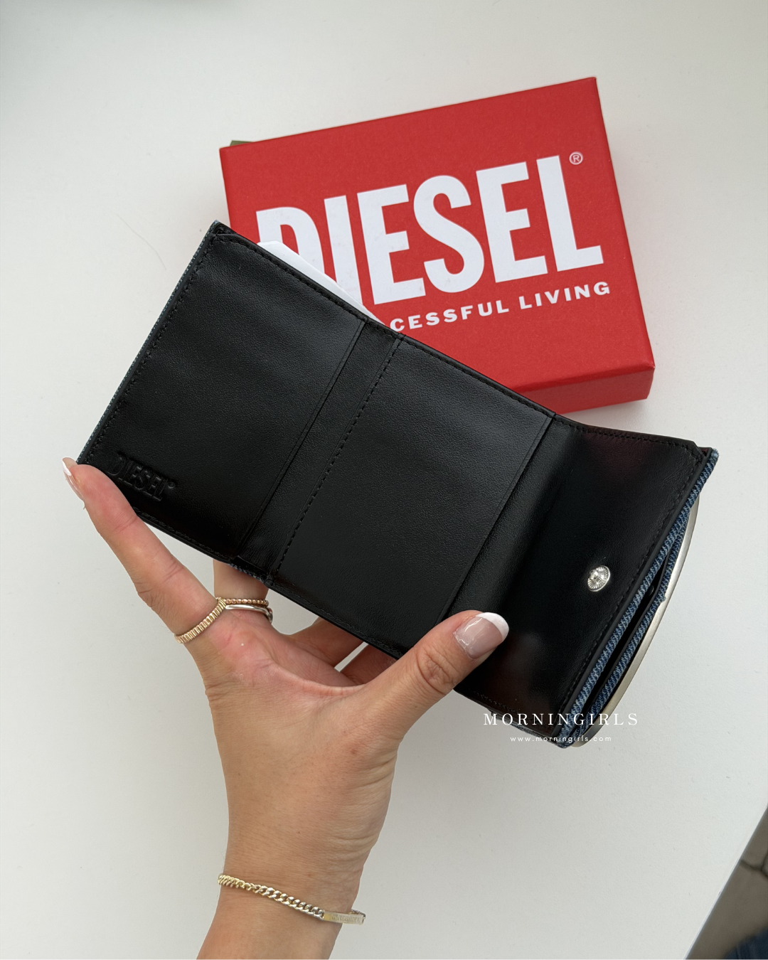 Diesel Trifold Wallet 三摺掌心小銀包 [小尺寸大LOGO! 多間隔零錢紙幣5卡位 最新牛仔藍優惠現貨中!]