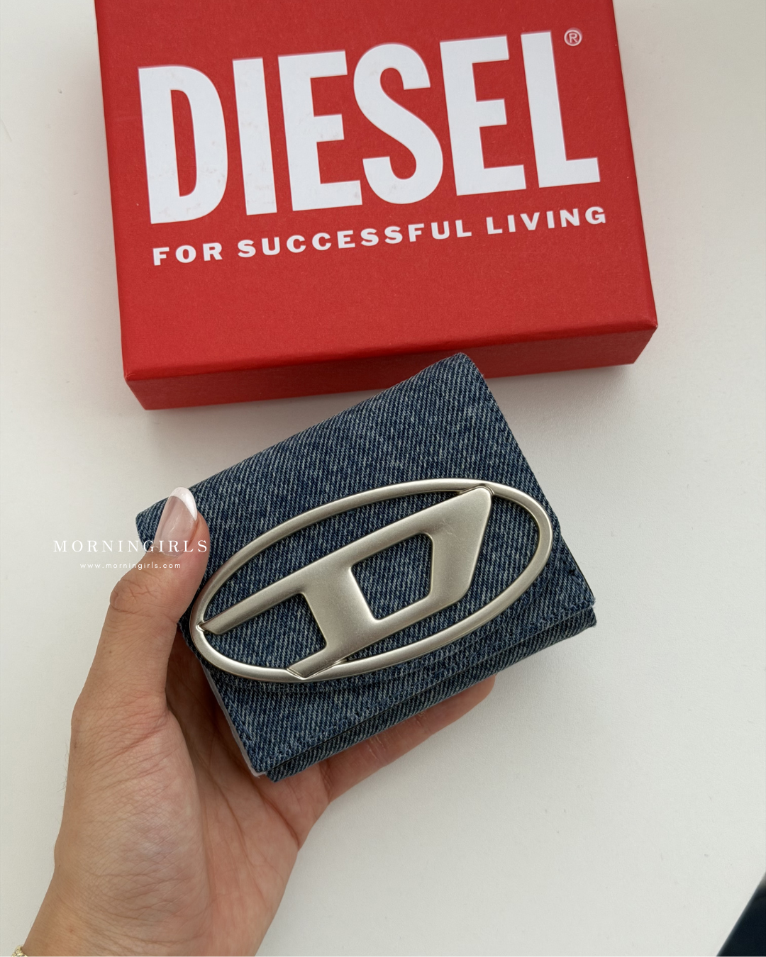 Diesel Trifold Wallet 三摺掌心小銀包 [小尺寸大LOGO! 多間隔零錢紙幣5卡位 最新牛仔藍優惠現貨中!]
