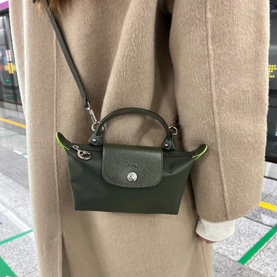 LONGCHAMP Le Pliage Pouch With Handle ［石墨灰超限量補貨!配肩帶+$60］