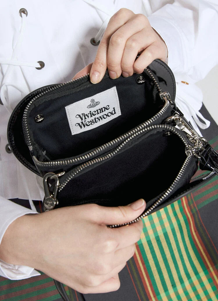 Vivienne Westwood Louise Vegan Leather Crossbody Bag 心心袋 漆皮黑［年末限量現貨大折扣中!］