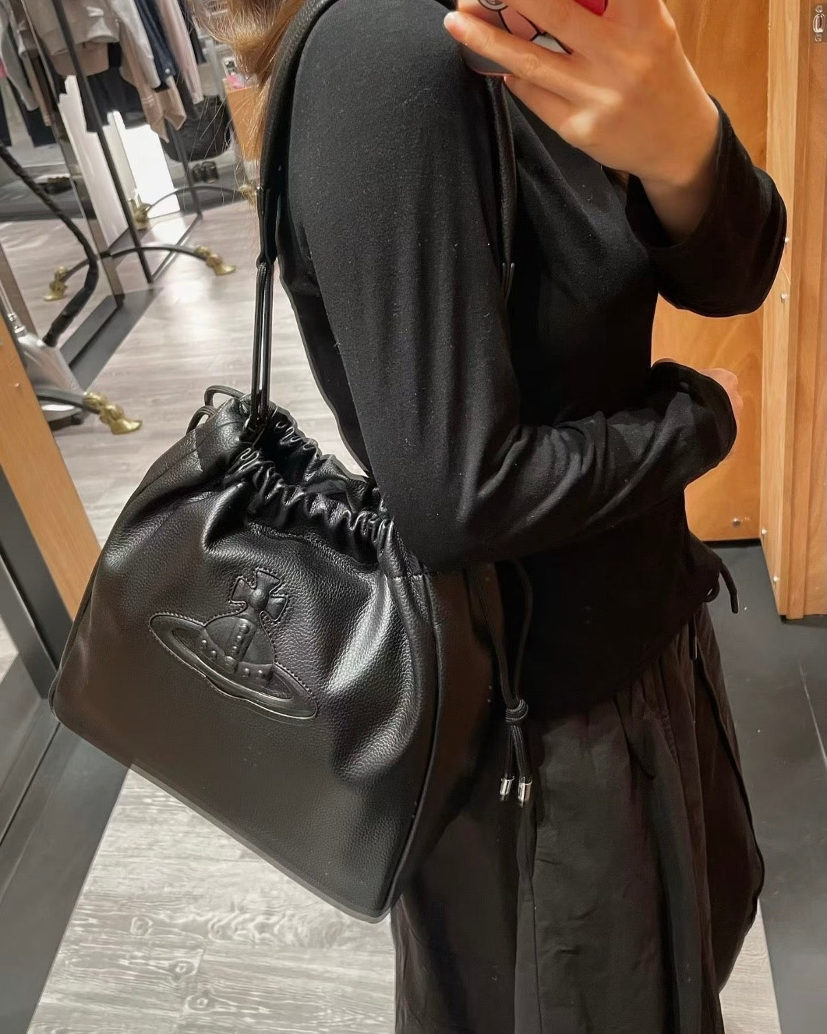 Vivienne Westwood Hilary Bucket Bag 啞黑大Logo荔枝皮 [2026最新款]