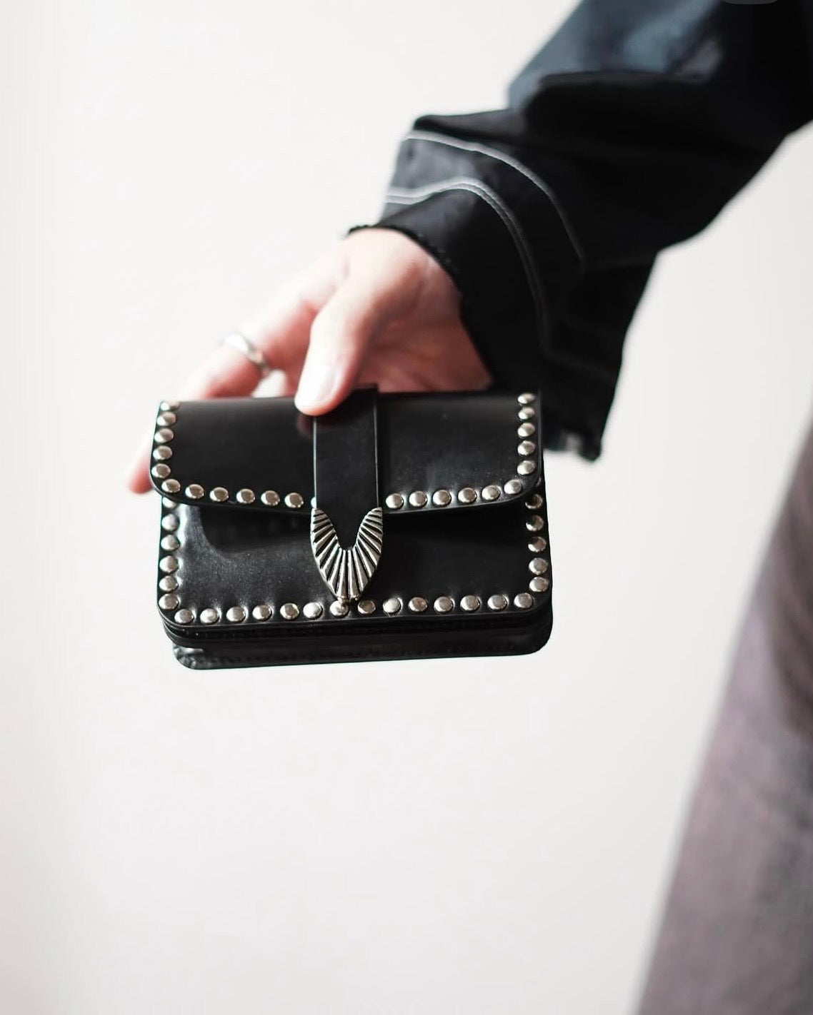 Toga Too Chain Leather Wallet Studs 自留黑色 折扣超過$1000! [年度季末大折扣! 微量現貨優惠完售即止!]