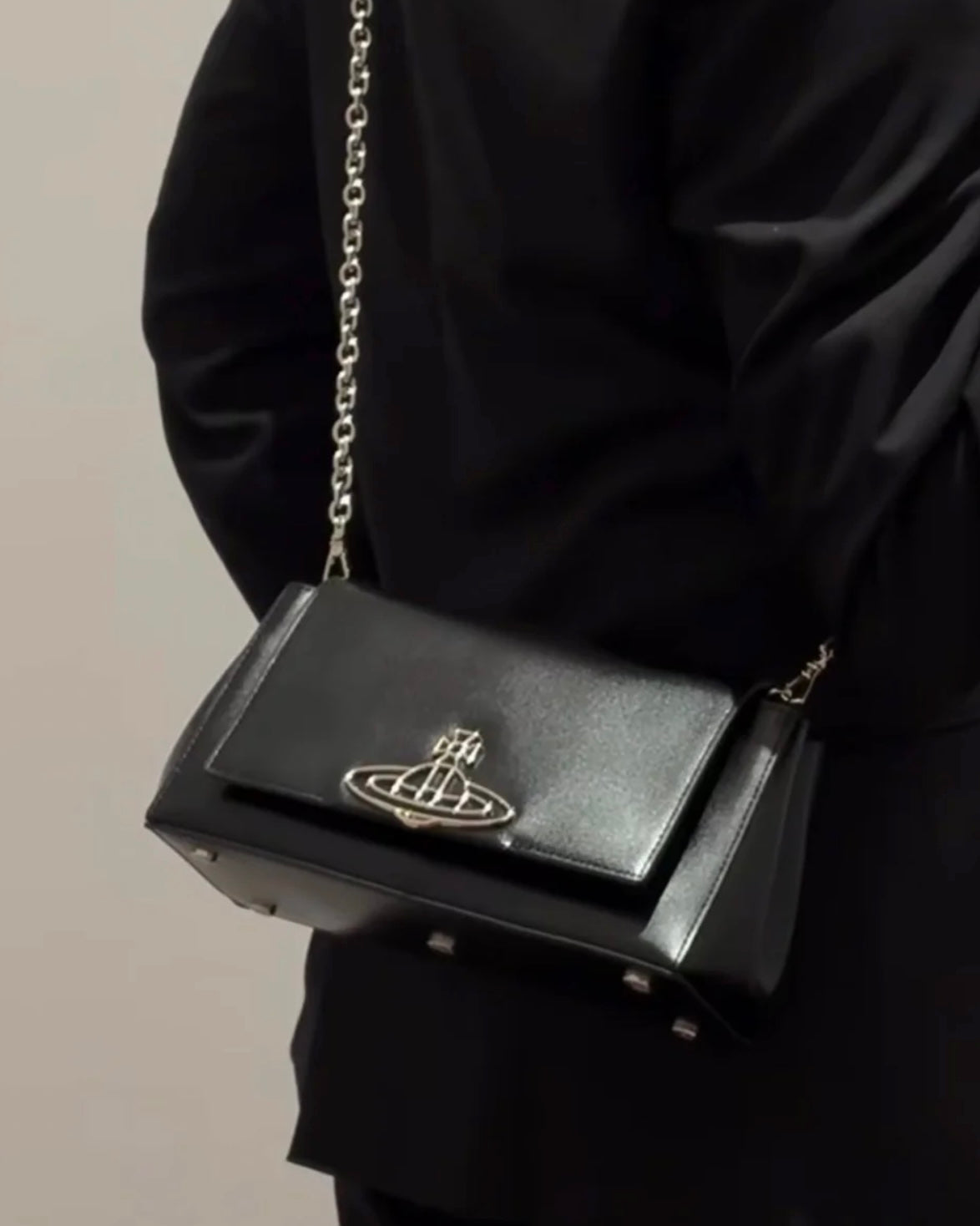 Vivienne Westwood Hazel Handbag SS25春季最新啞黑色 100%小牛皮［最新上架! 限時優惠中!］