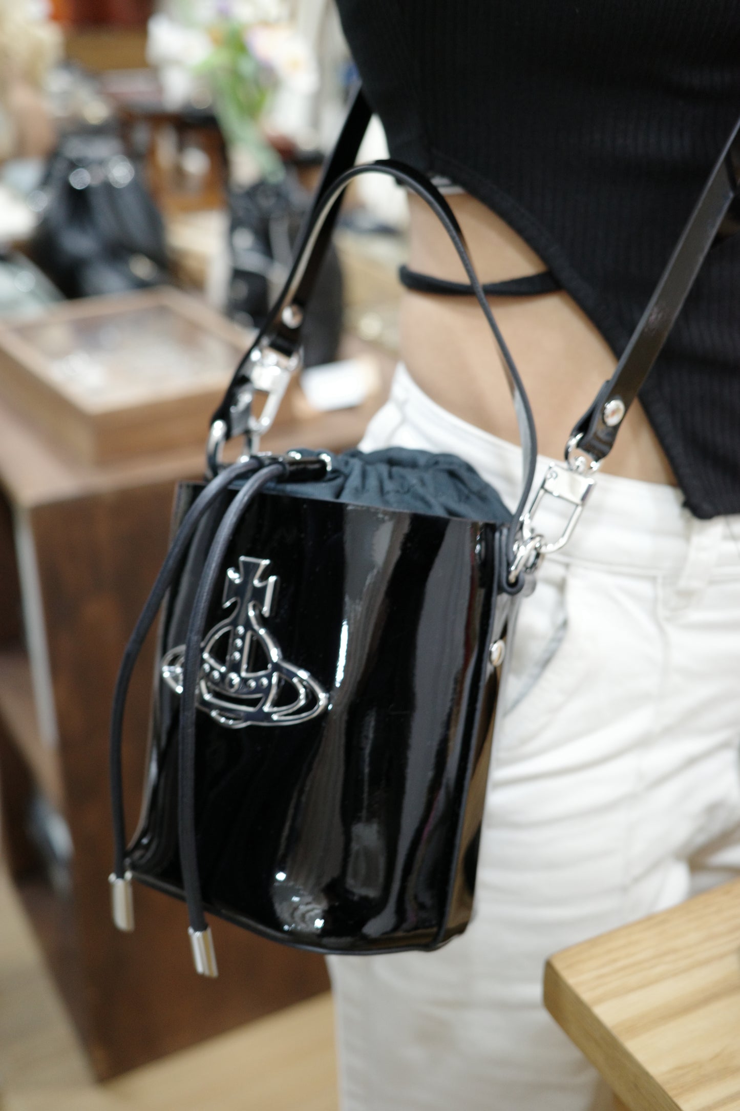 Vivienne Westwood Daisy Small Drawstring Bucket Bag 黑色漆皮［限時優惠中!］