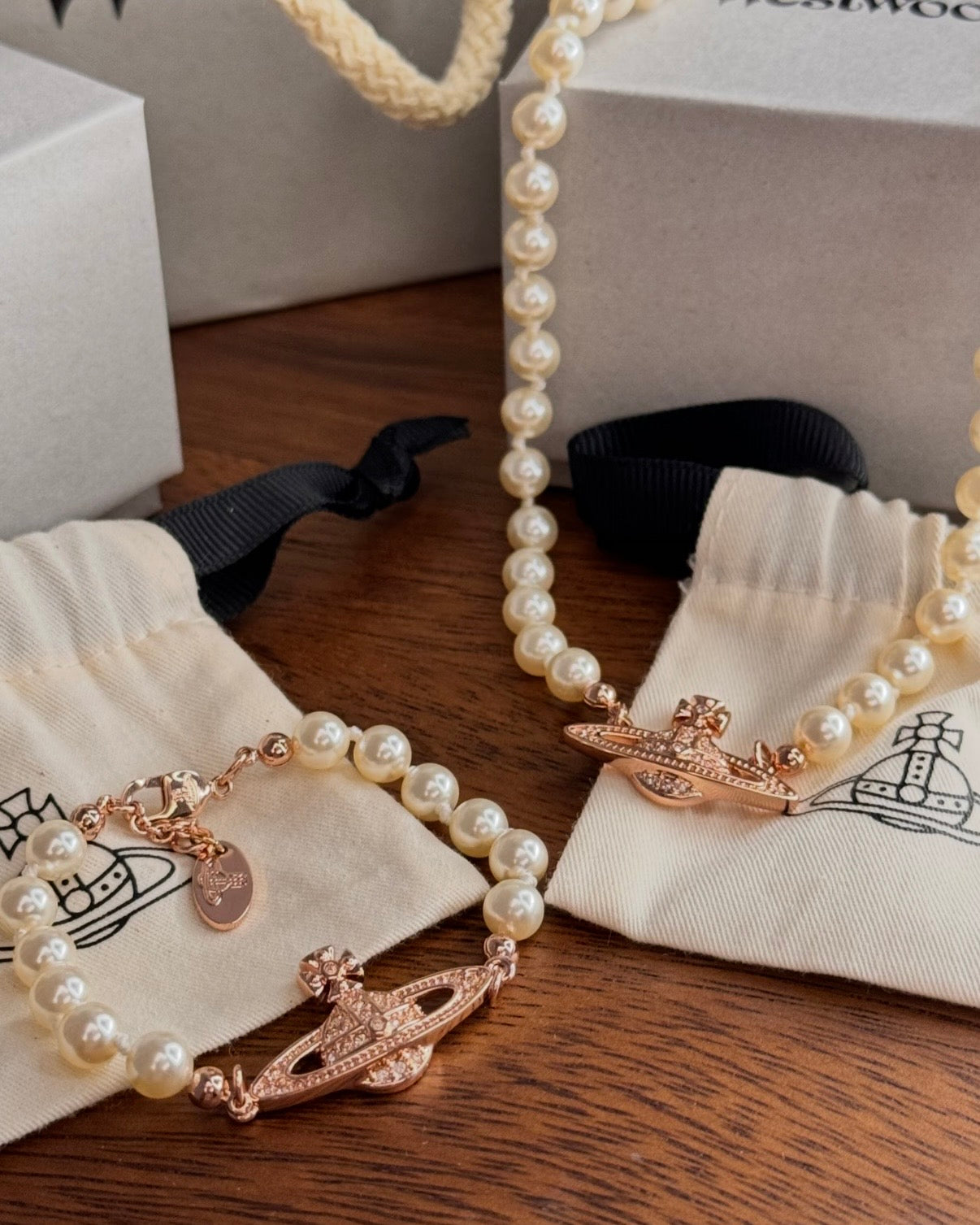 Vivienne Westwood Mini Bas Relief Pearl Bracelet［超顯白珍珠手鏈