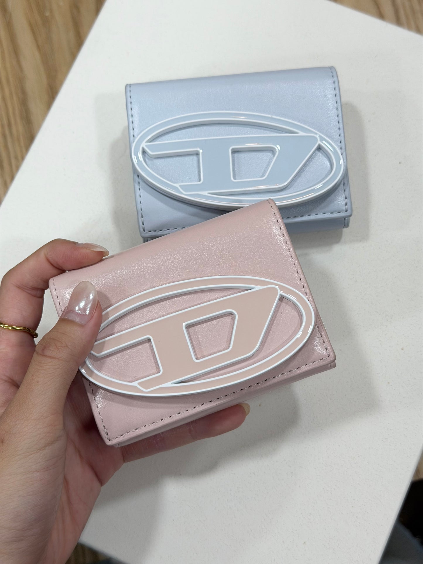 Diesel Trifold Wallet 三摺掌心小銀包 [小尺寸大LOGO! 多間隔零錢紙幣5卡位 黑白色優惠現貨中!]