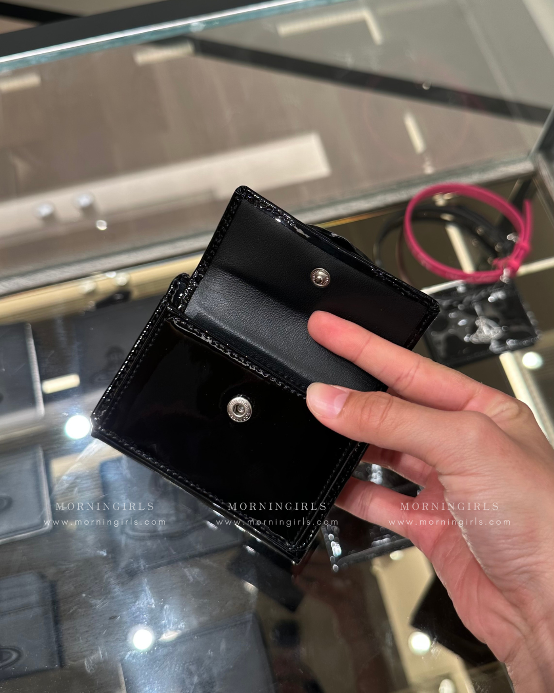 Vivienne Westwood 掌心三摺小銀包 漆皮黑 [限時折扣中!]
