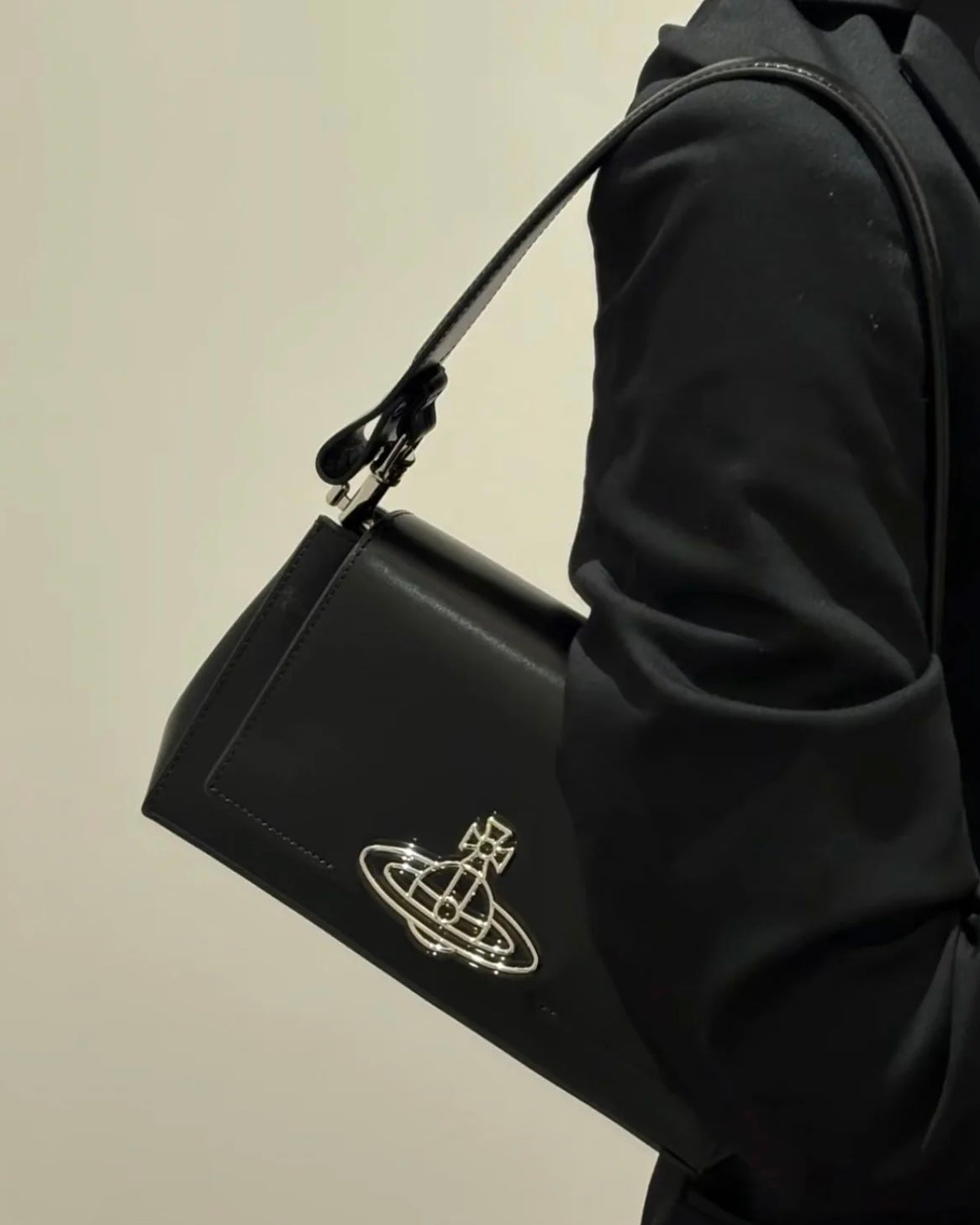 Vivienne Westwood Hazel Handbag SS25春季最新啞黑色 100%小牛皮［最新上架! 限時優惠中!］