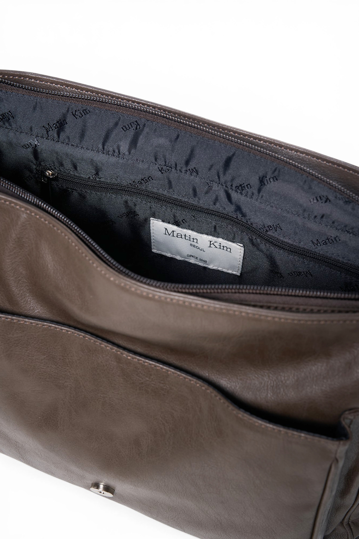 最新韓國選物🇰🇷 Matin Kim Dual Pocket Messenger Bag 復古皮革郵差袋￼［復古皮質感率性百搭！］