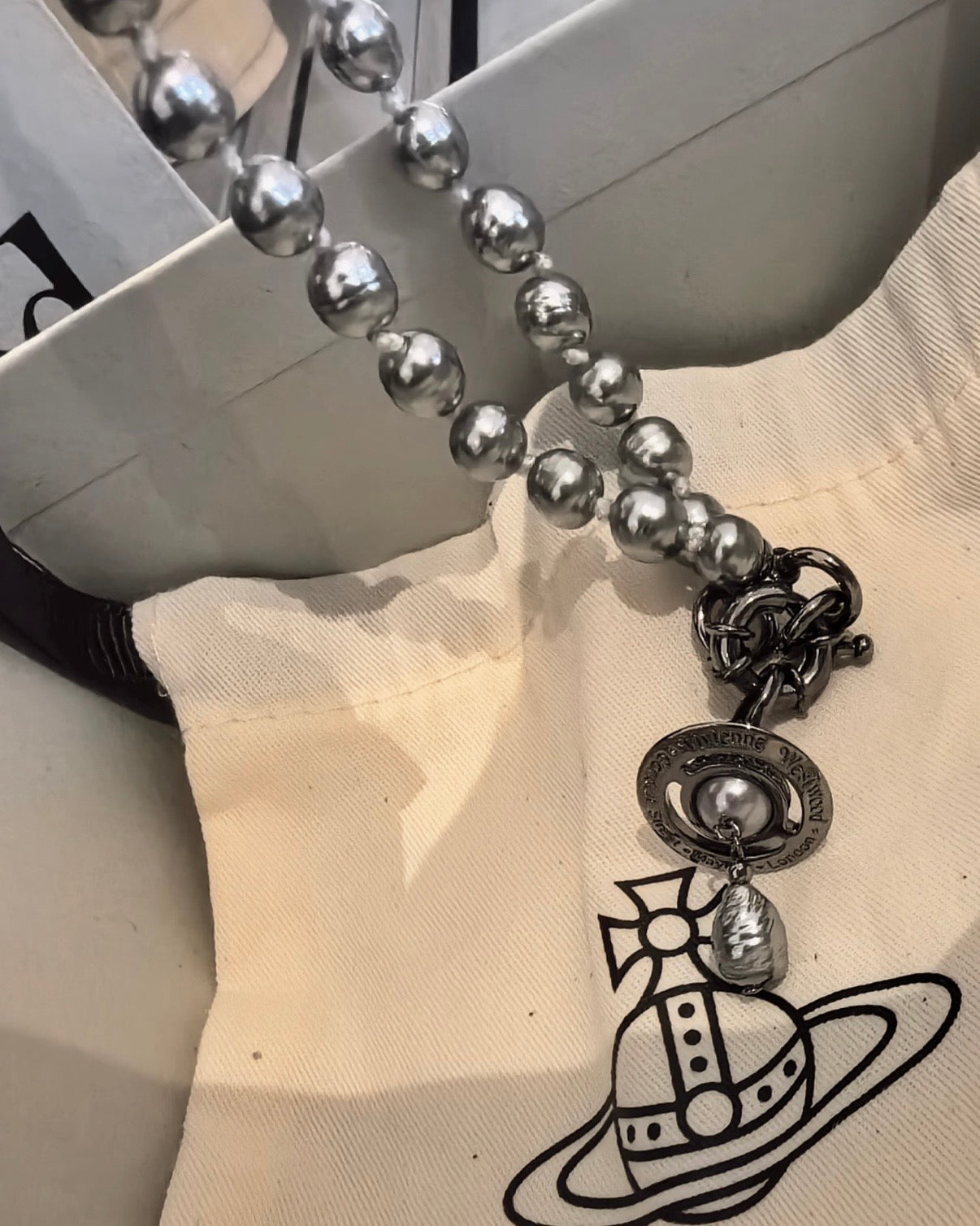 Vivienne Westwood Aleksa Pearl Choker Necklace 巴洛克水滴珍珠限量灰色 [英國年中優惠🇬🇧NANA同款 絕美小暗黑灰!]