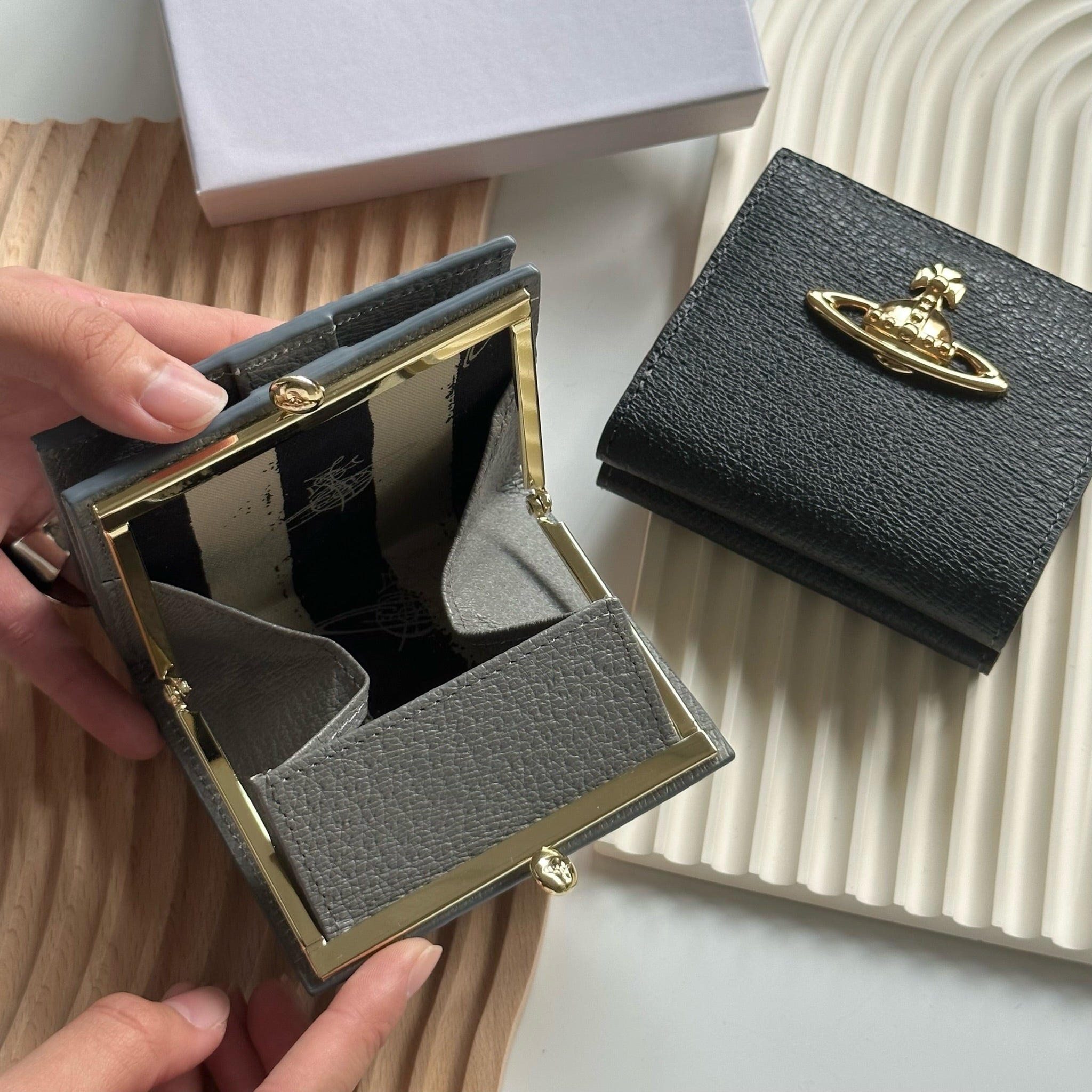 小物 Vivienne Westwood VW981S Vivienne Westwood square small silver purse with a firm, pebbled