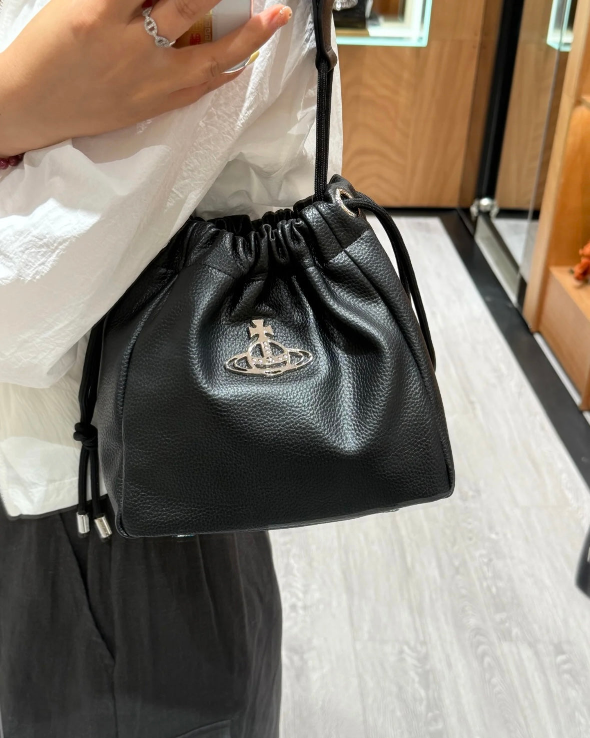 Vivienne Westwood Hilary Bucket Bag [只有最後數個 大容量方形小水桶 可上膊!]