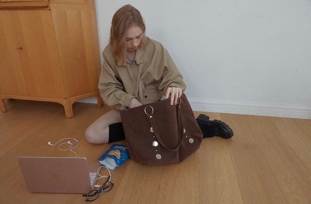 最新韓國選物🇰🇷 Leterie Studded Shoulder Bag 麂皮窩釘單肩袋［Made In Korea🇰🇷 復古鉚釘 大容量率性］