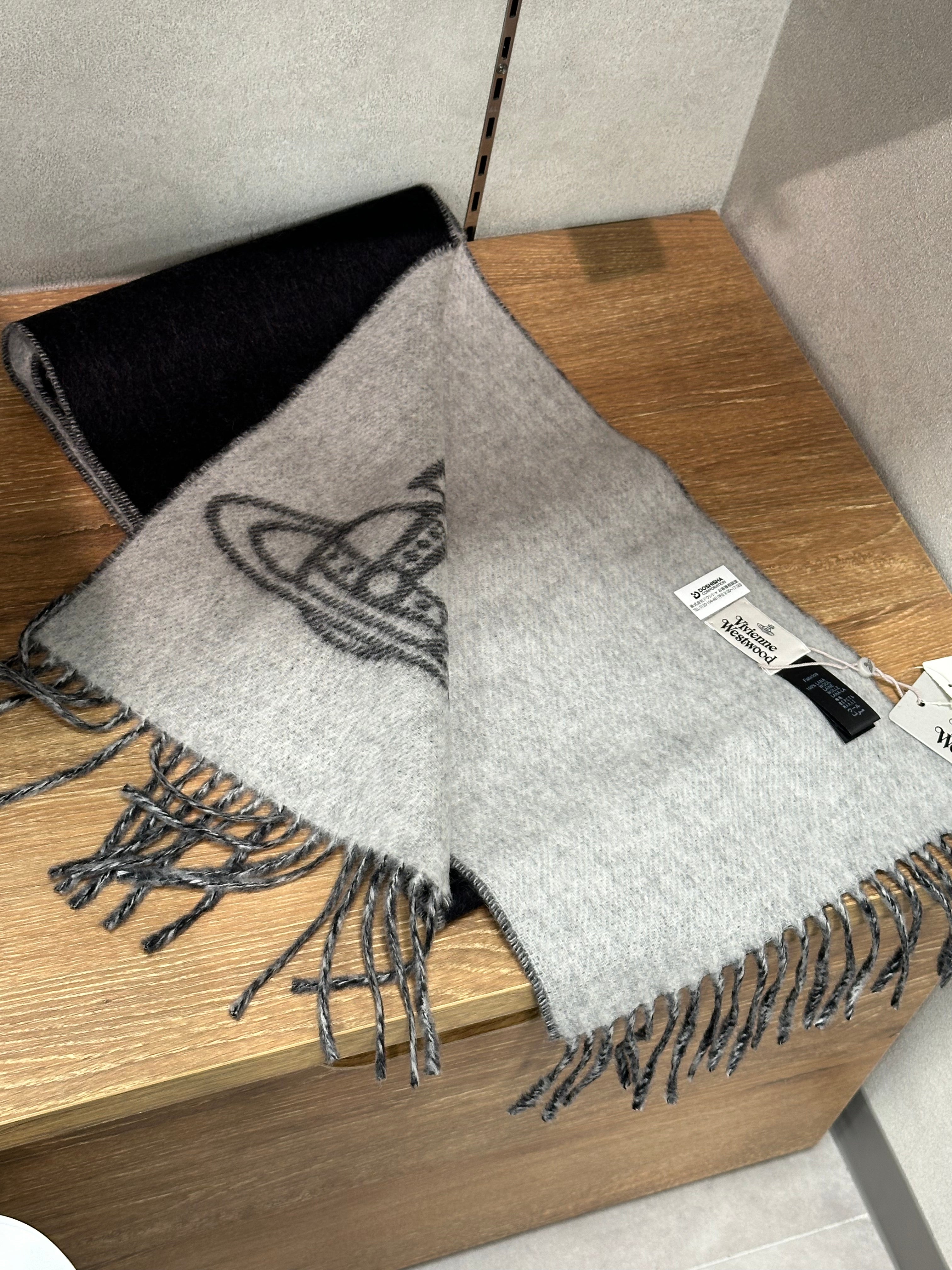 Vivienne ダークグレー　カラーオーブ ウール100% Westwood Vivienne Westwood AAB W00Q7 81030007 scarf トップス